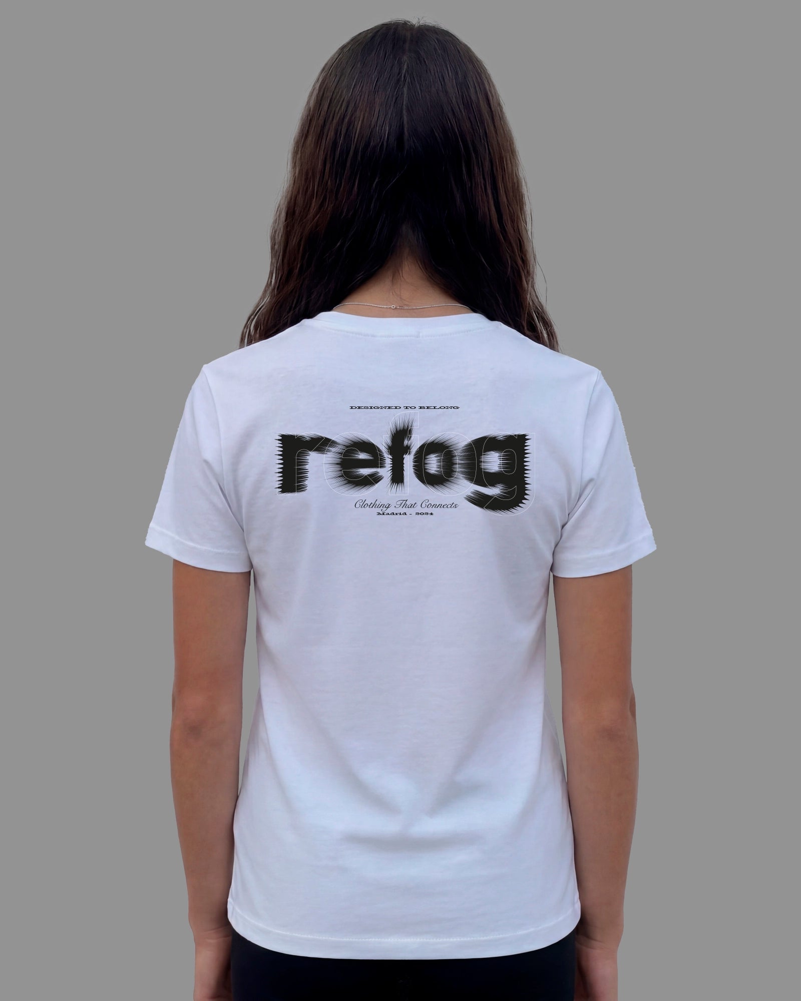 Vista trasera femenina de la camiseta Cropped Logo Tee Off White de Refog