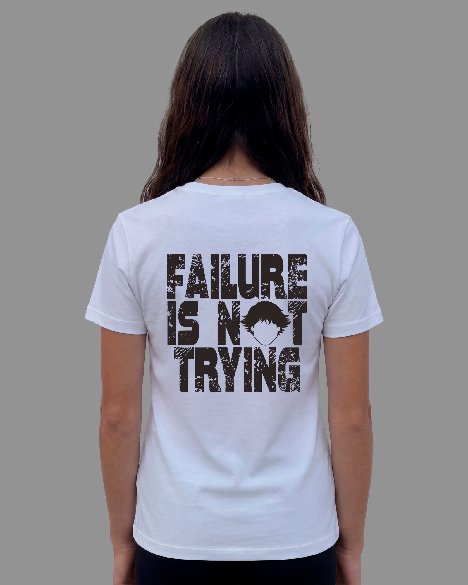 Vista trasera femenina de la camiseta Failure Tee Off White de Refog
