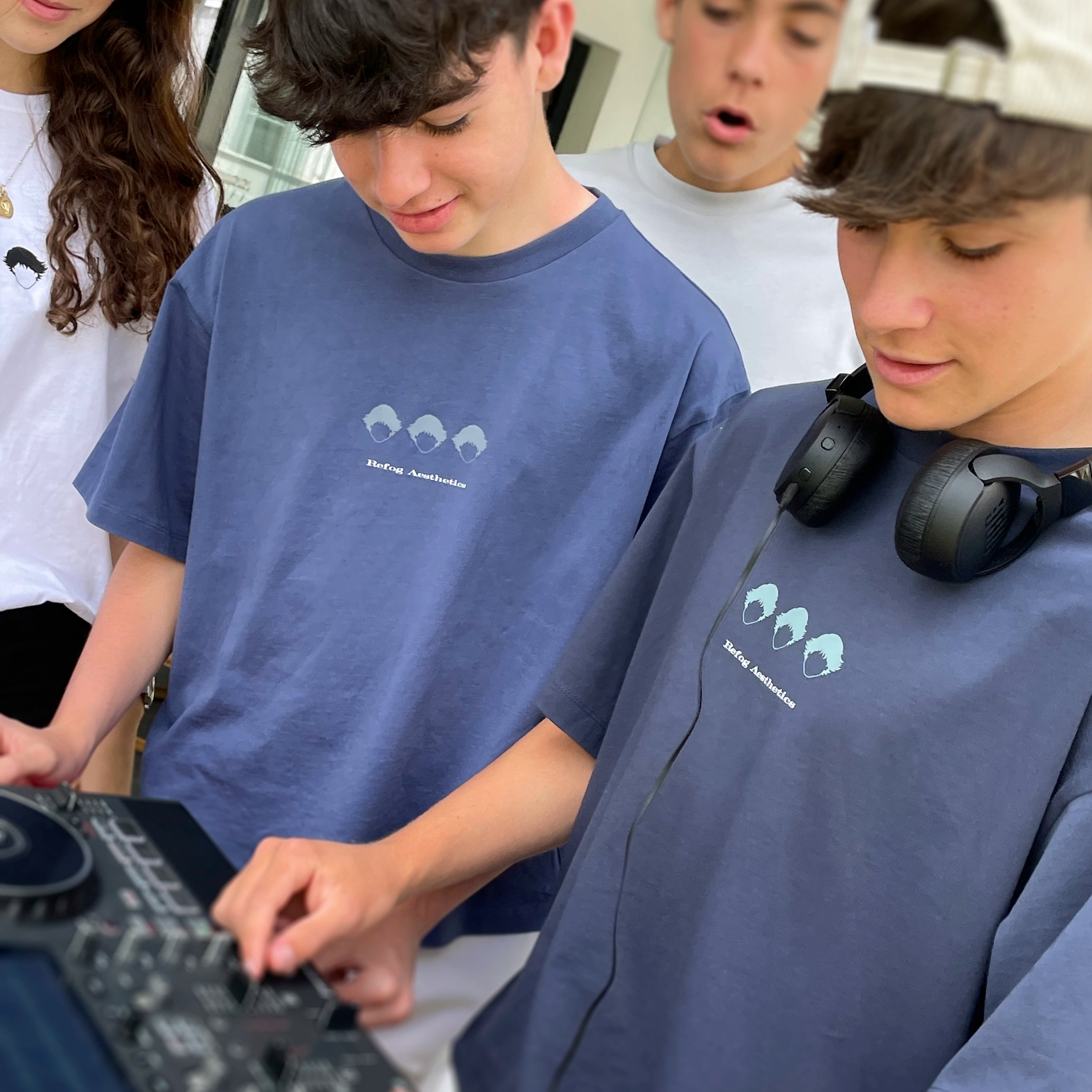 Grupo de jóvenes vistiendo prendas Refog en una escena lifestyle
