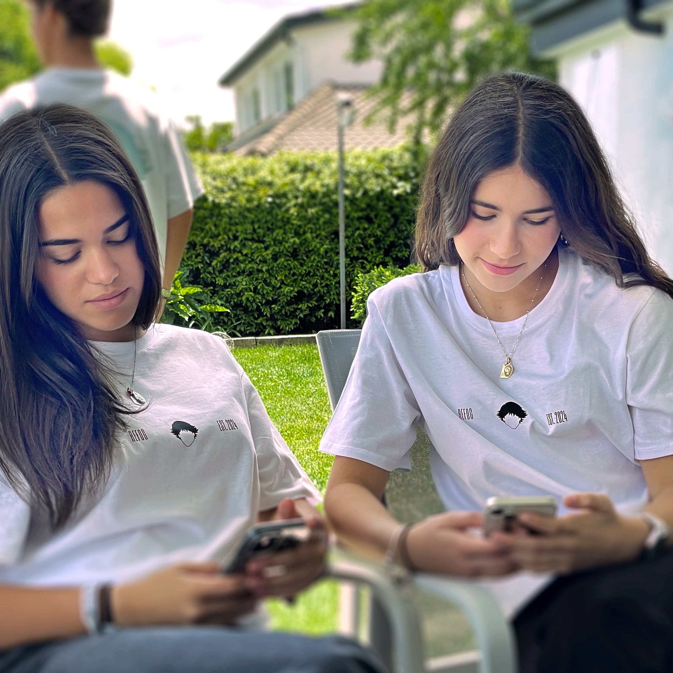 Jóvenes vistiendo prendas Refog en una escena lifestyle de la colección