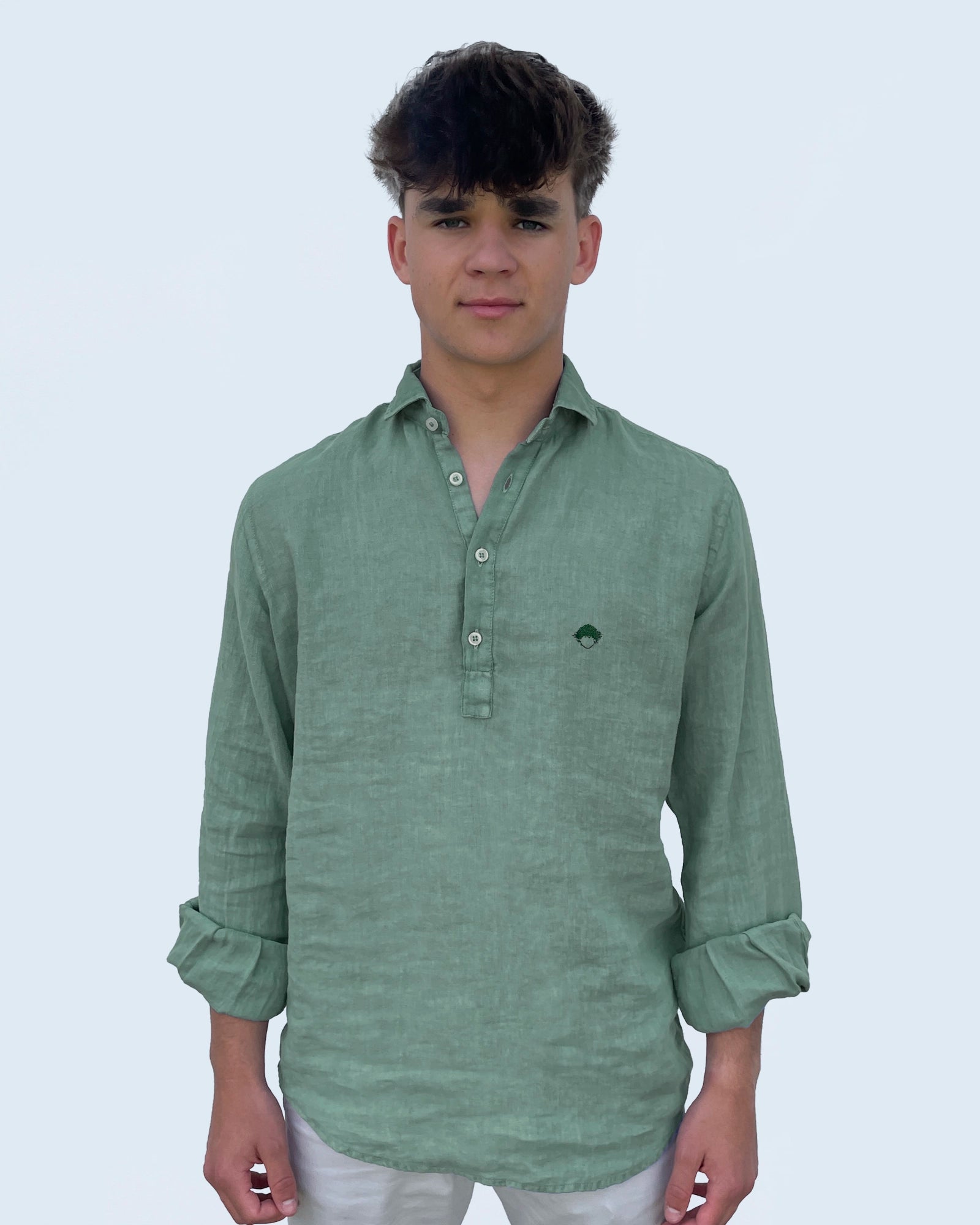 Linen Popover Shirt Green de Refog vista trasera sobre fondo blanco para mostrar espalda, cuello y caída