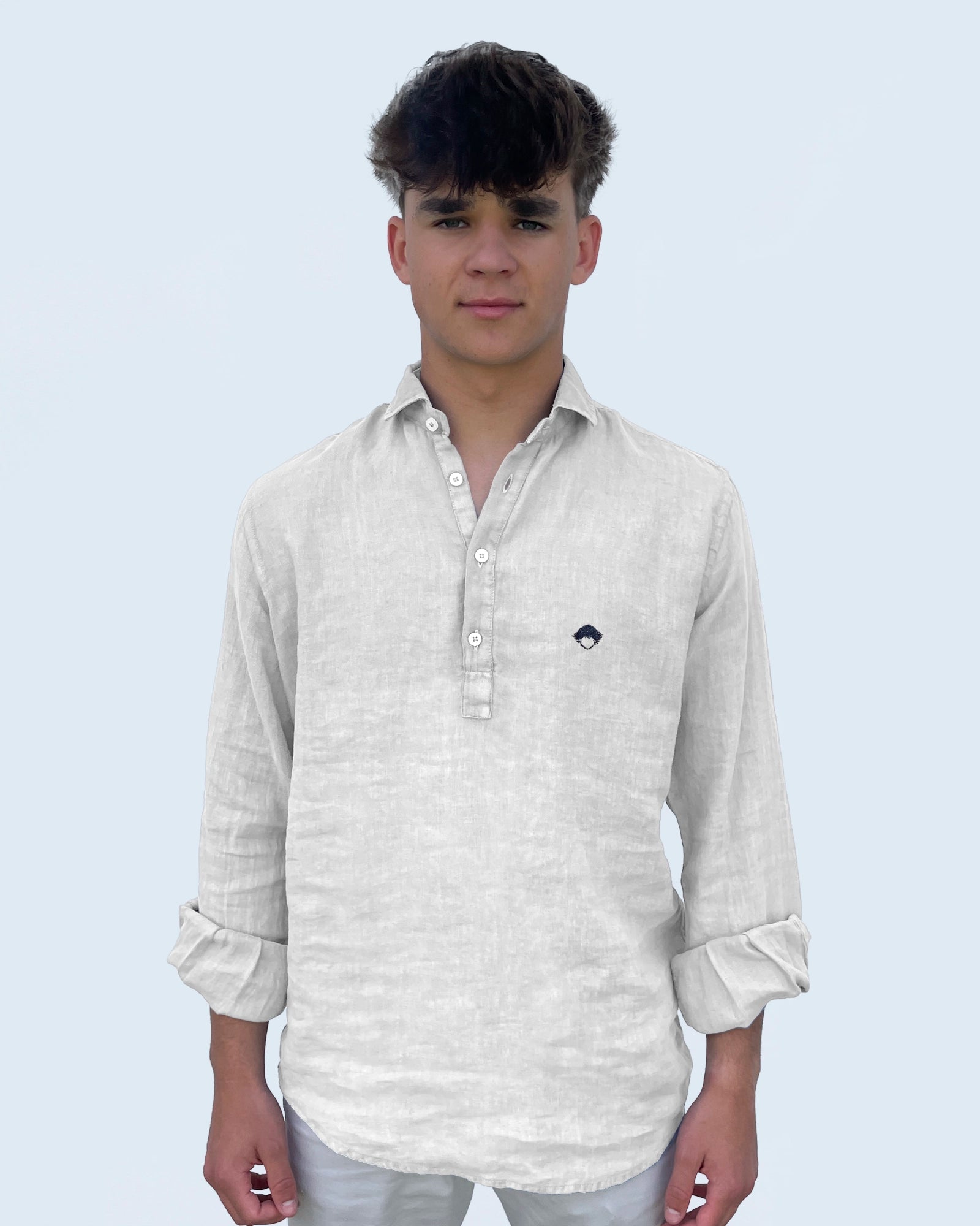 Linen Popover Shirt White de Refog en look frontal masculino para mostrar fit, volumen y caída