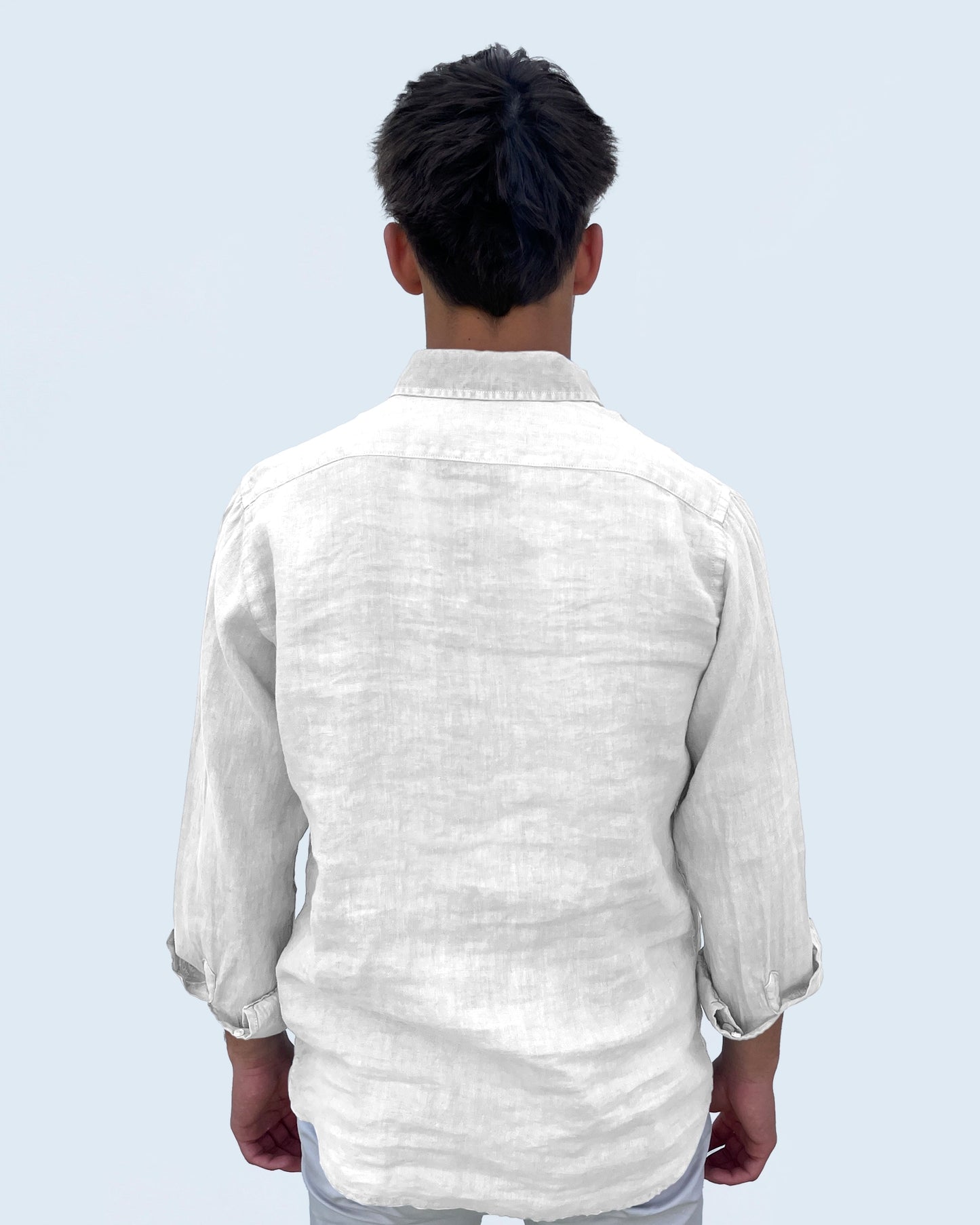 Linen Popover Shirt White de Refog en look trasero masculino para mostrar fit, largo y caída de la espalda