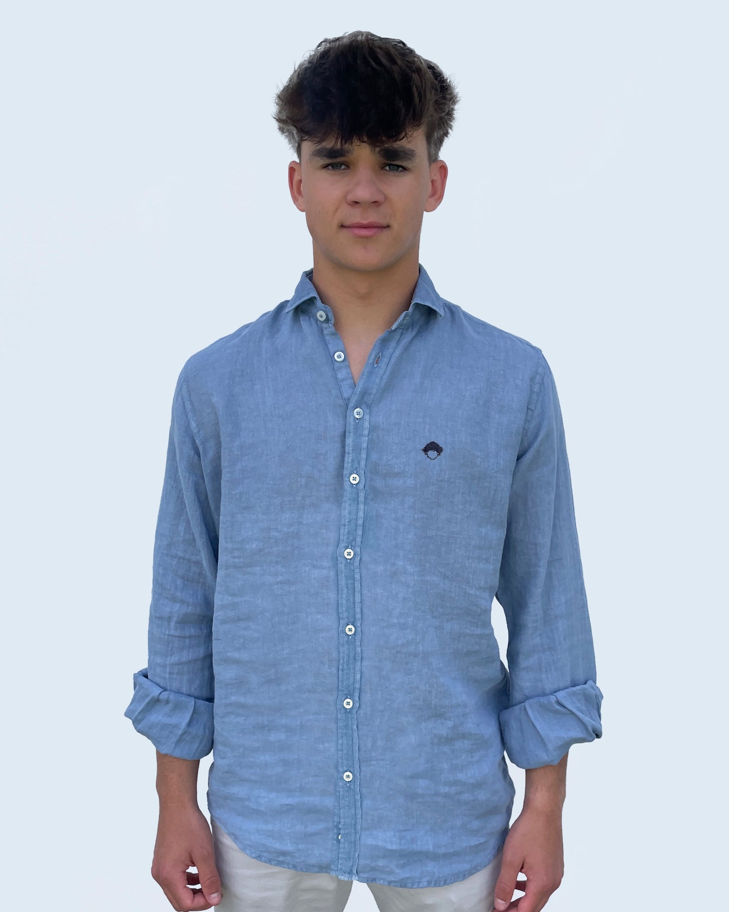 Linen Shirt Blue de Refog en look frontal masculino para mostrar fit, volumen y caída