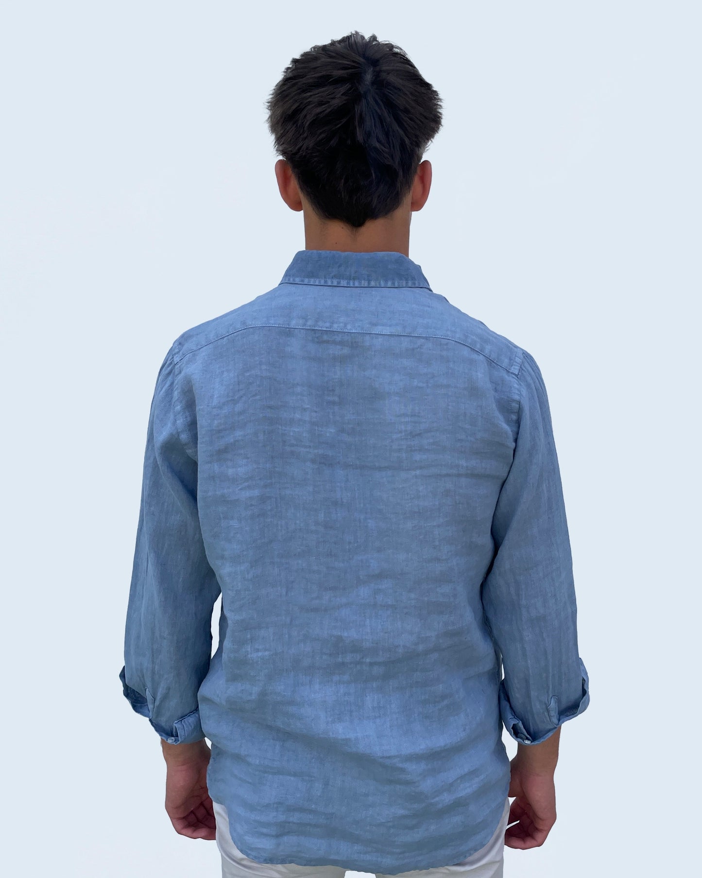 Linen Shirt Blue de Refog en look trasero masculino para mostrar fit, largo y caída de la espalda