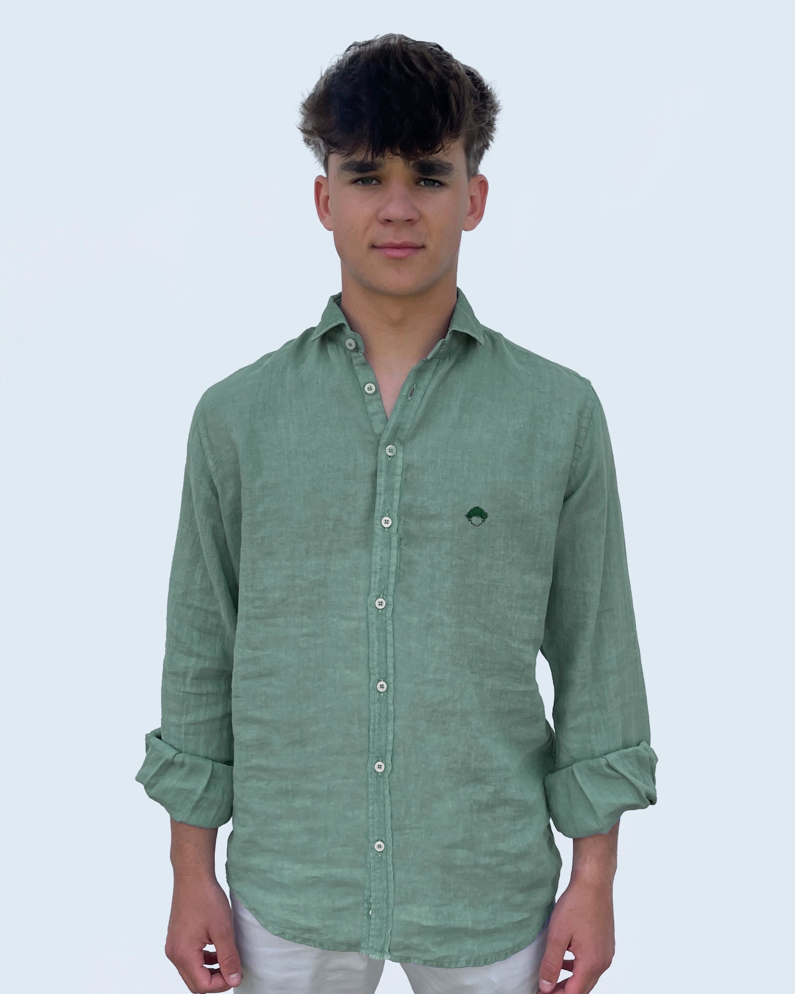 Linen Shirt Green de Refog en look frontal masculino para mostrar fit, volumen y caída