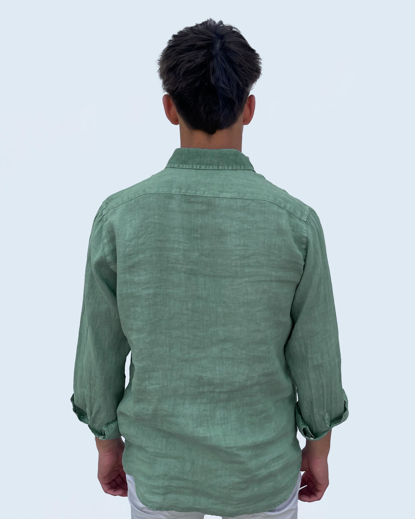 Linen Shirt Green de Refog en look trasero masculino para mostrar fit, largo y caída de la espalda