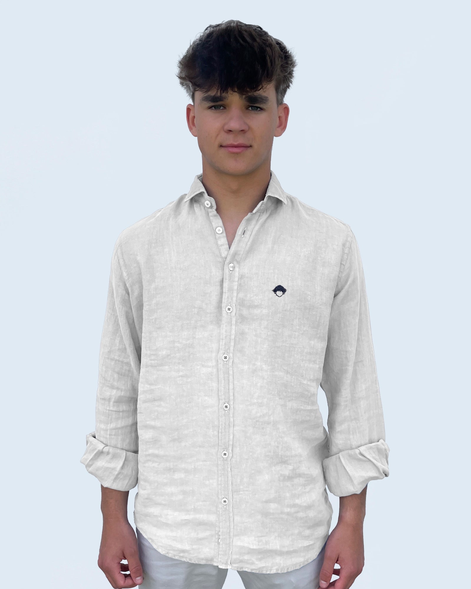 Linen Shirt White de Refog en look frontal masculino para mostrar fit, volumen y caída