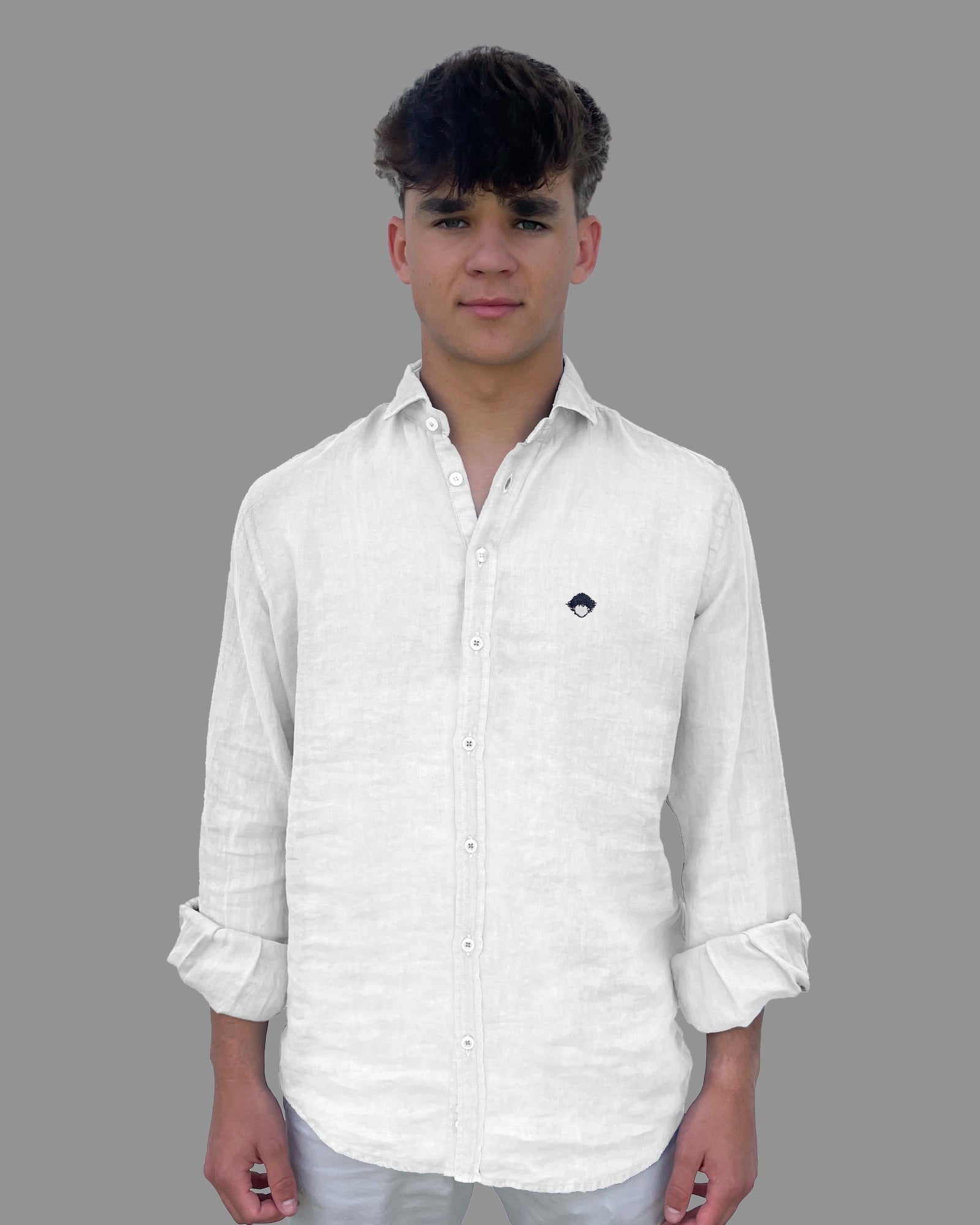 Modelo con camisa de lino blanca Linen Shirt White de Refog, vista frontal.