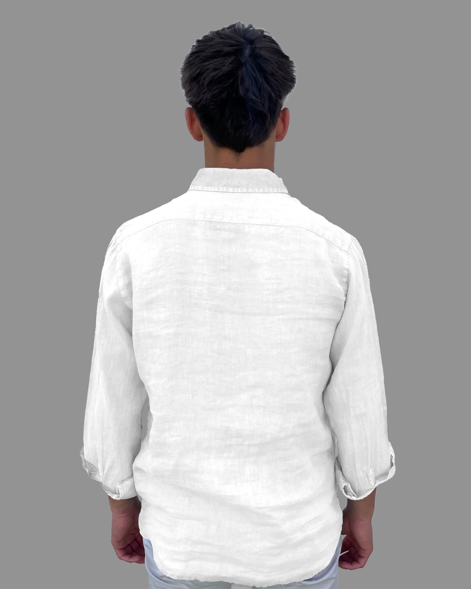 Modelo con camisa de lino blanca Linen Shirt White de Refog, vista trasera.