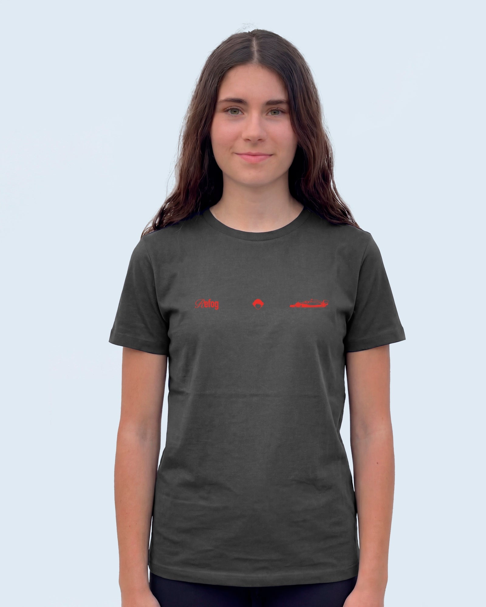 Madring Tee Black de Refog en look frontal femenino para mostrar fit, gráfico delantero y caída