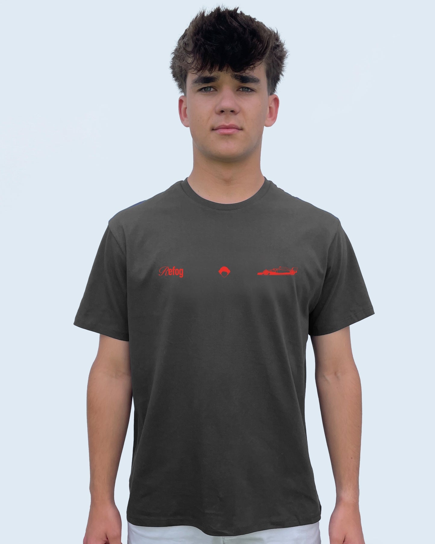 Madring Tee Black de Refog en look frontal masculino para mostrar fit, gráfico delantero y caída