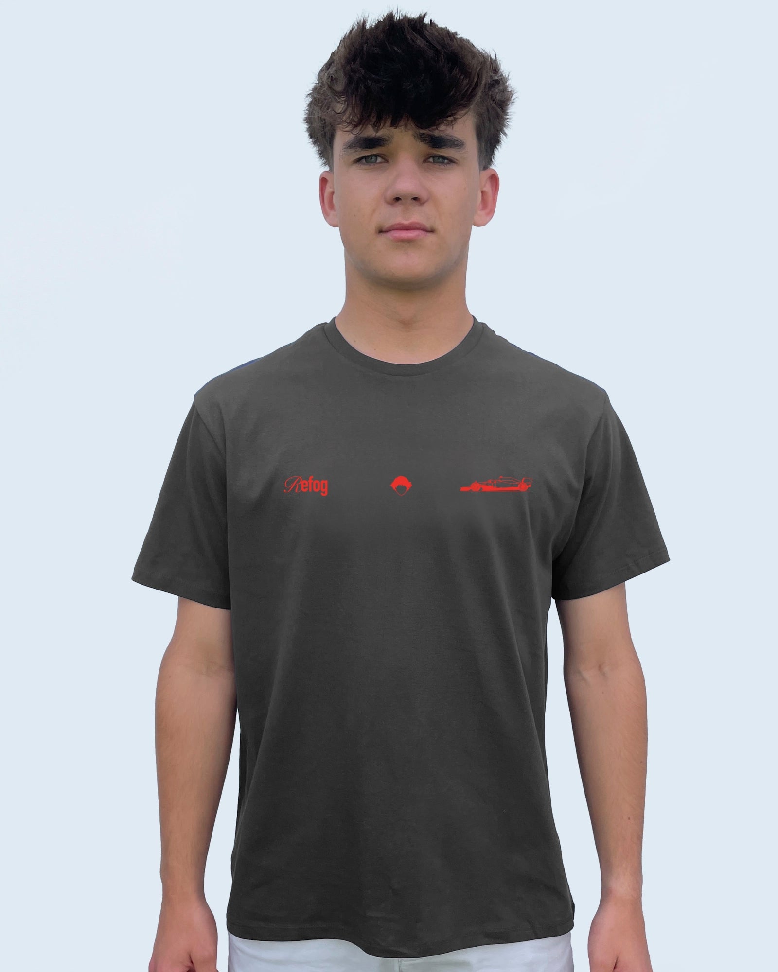 Madring Tee Black de Refog en look frontal masculino para mostrar fit, gráfico delantero y caída