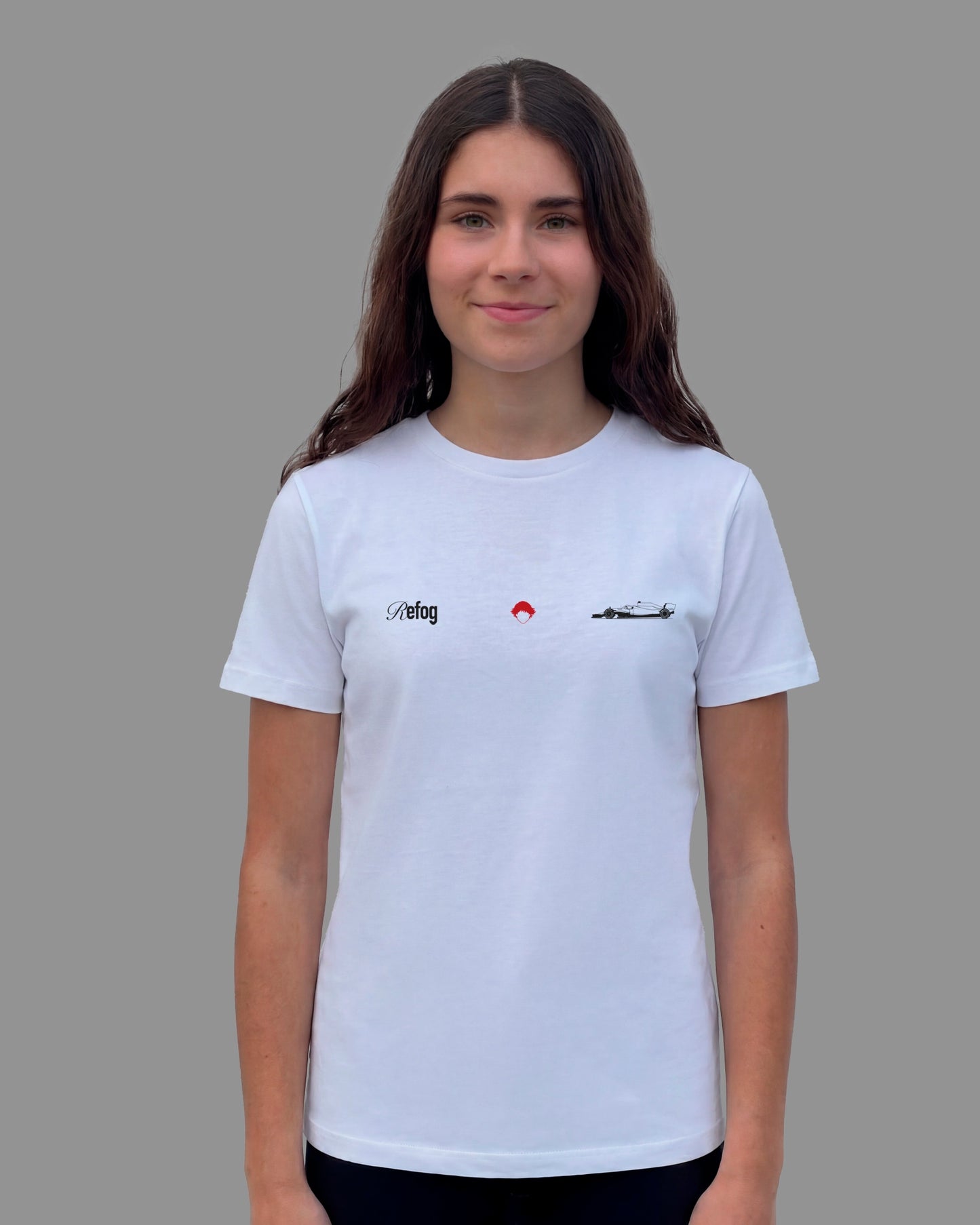 Madring Tee White de Refog en look frontal femenino para mostrar fit, gráfico delantero y caída