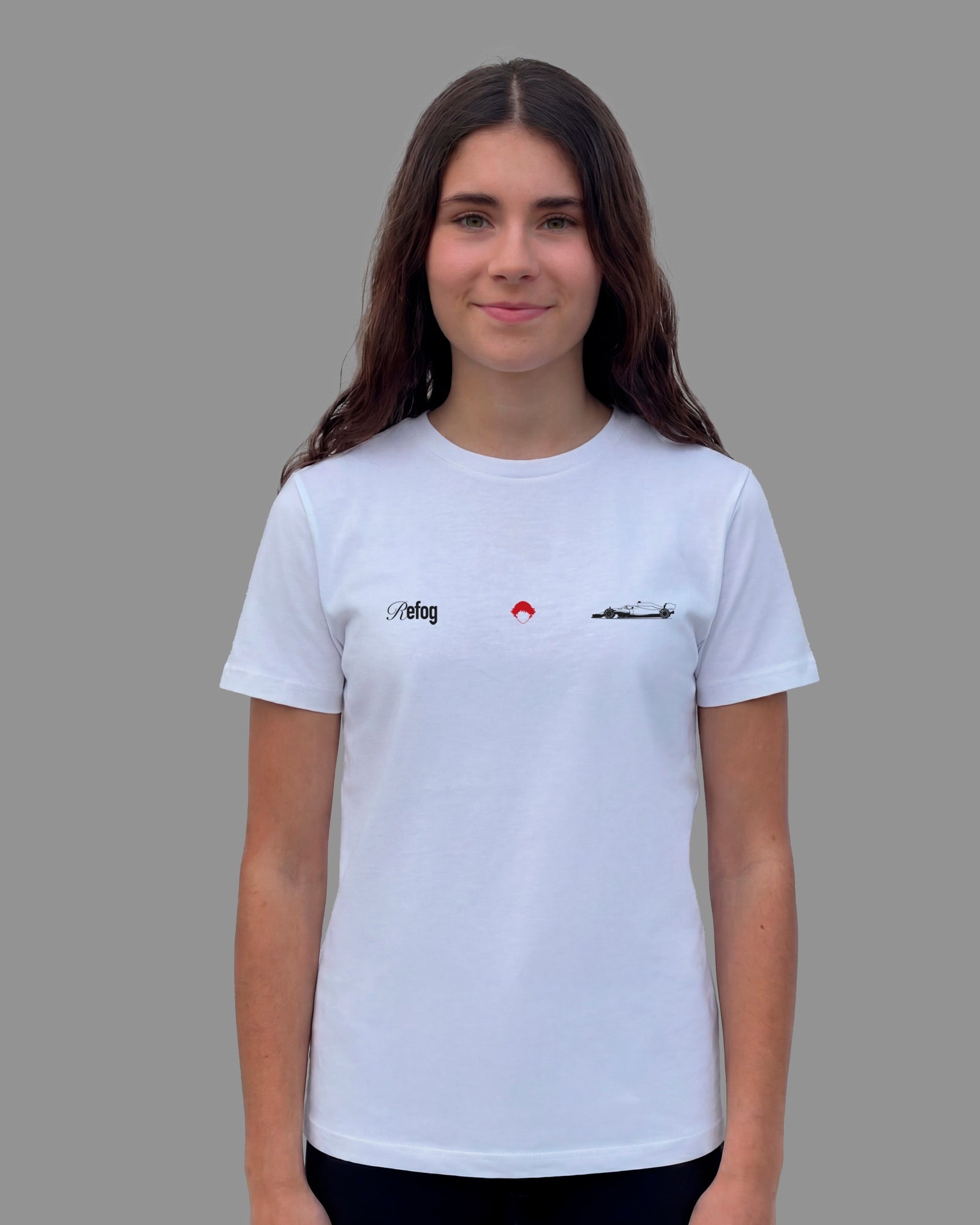 Madring Tee White de Refog en look frontal femenino para mostrar fit, gráfico delantero y caída