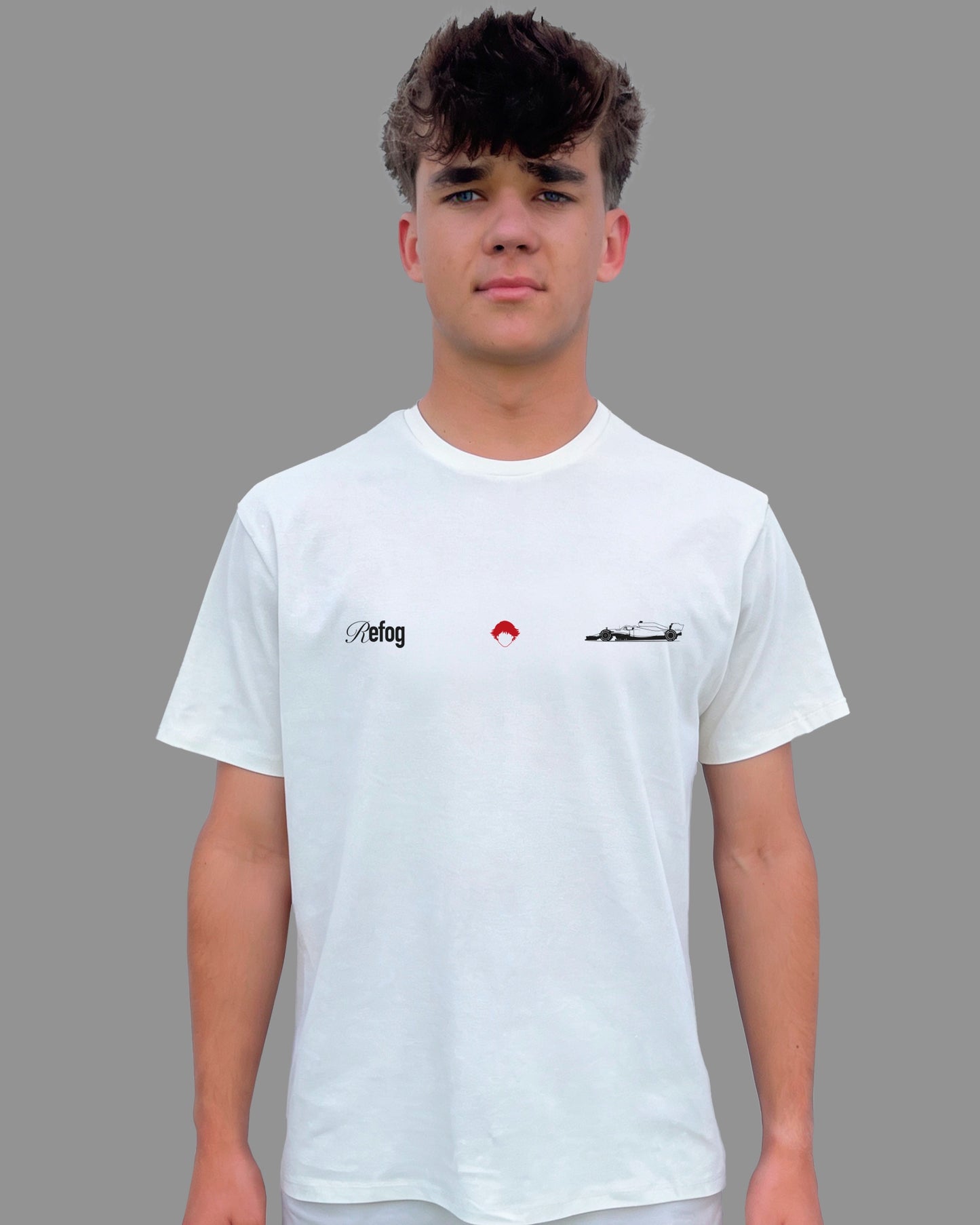 Madring Tee White de Refog en look frontal masculino para mostrar fit, gráfico delantero y caída