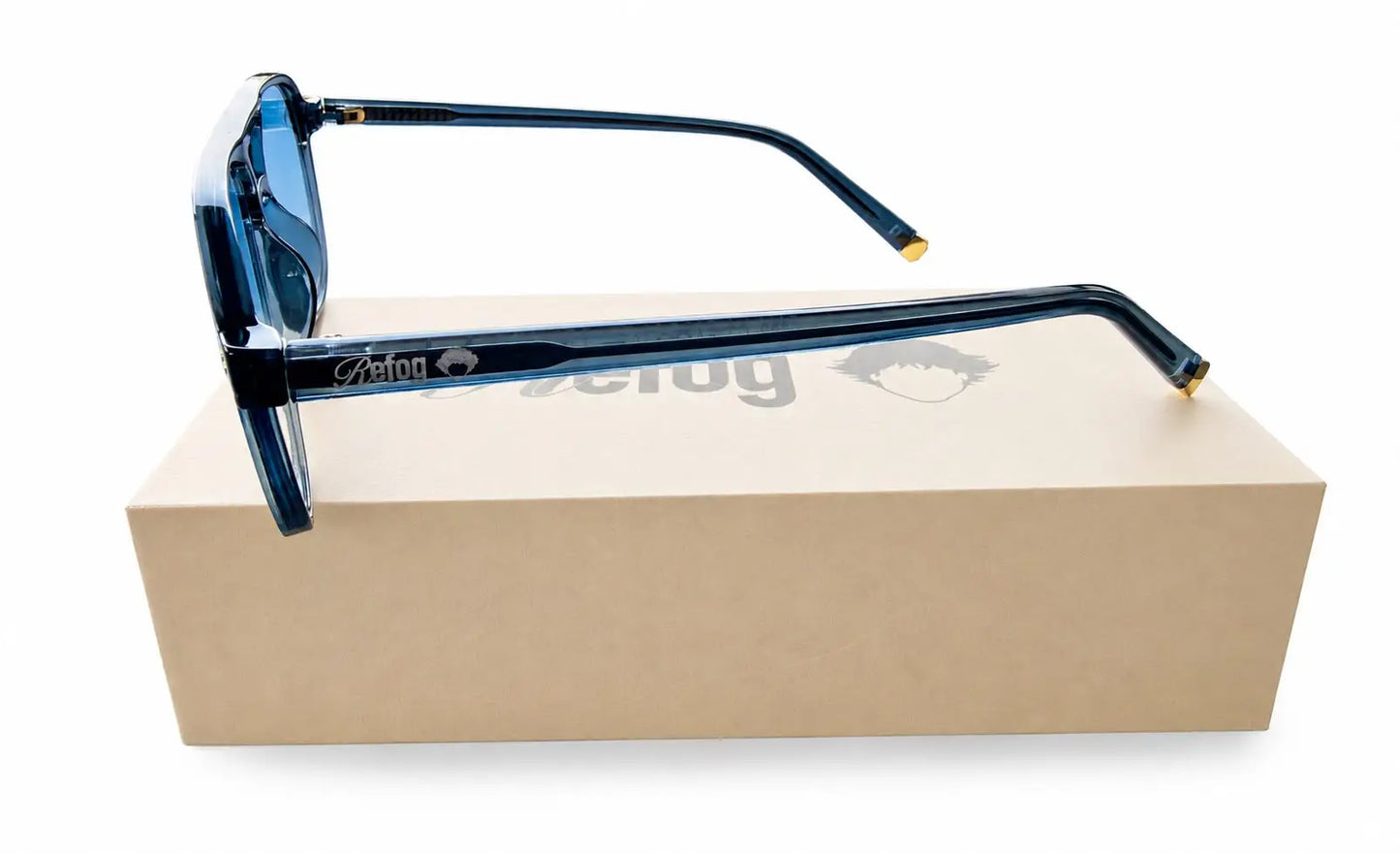 Vista lateral de las gafas Ocean de Refog con montura azul translúcida, lentes degradadas y logo en la varilla.
