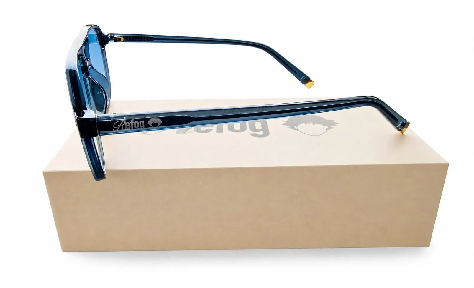 Vista lateral de las gafas Ocean de Refog con montura azul translúcida, lentes degradadas y logo en la varilla.