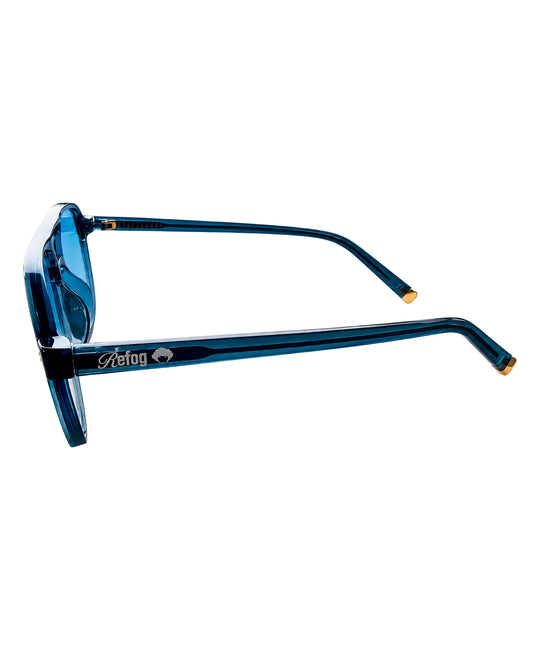 Vista lateral de las gafas Ocean de Refog con montura azul translúcida, lentes degradadas y logo en la varilla.