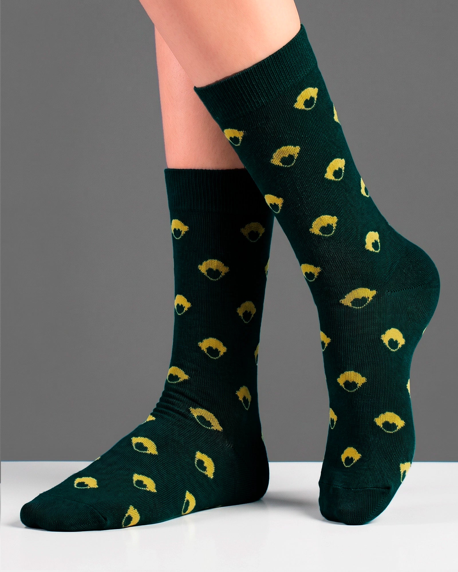 Vista lateral de los calcetines Pattern Socks Green de Refog con patrón blanco