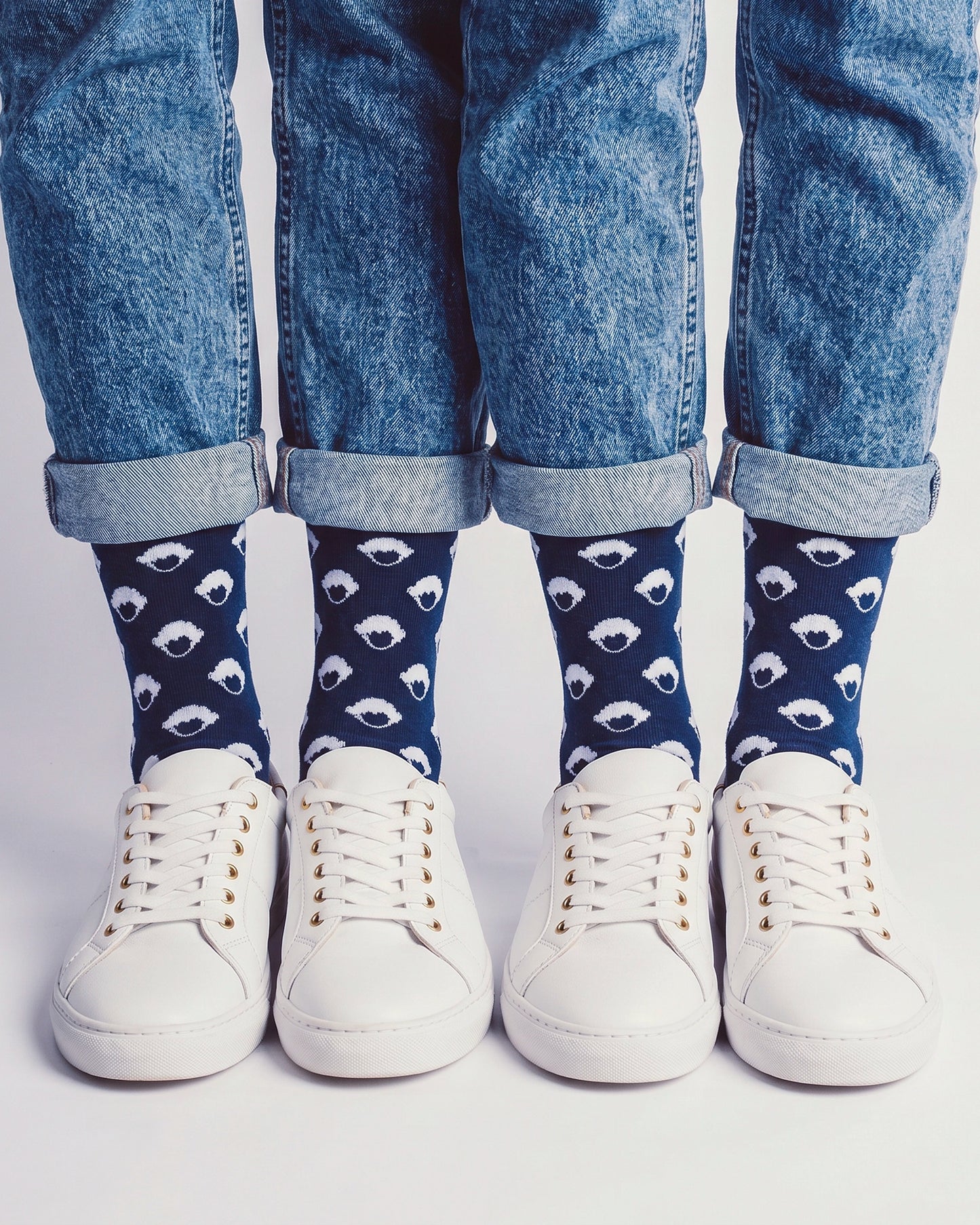 Dos personas con calcetines Pattern Socks Navy de Refog y zapatillas blancas