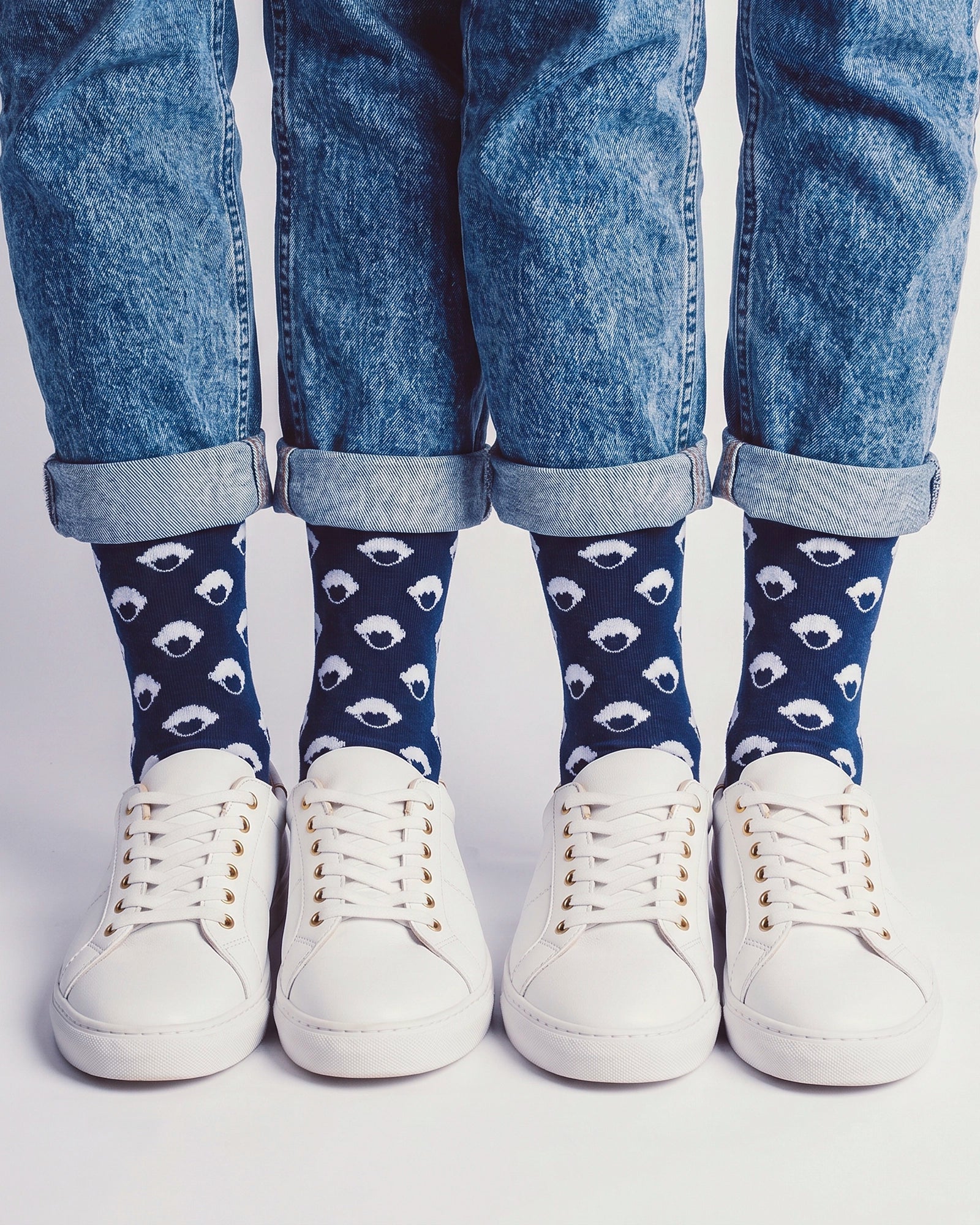 Dos personas con calcetines Pattern Socks Navy de Refog y zapatillas blancas