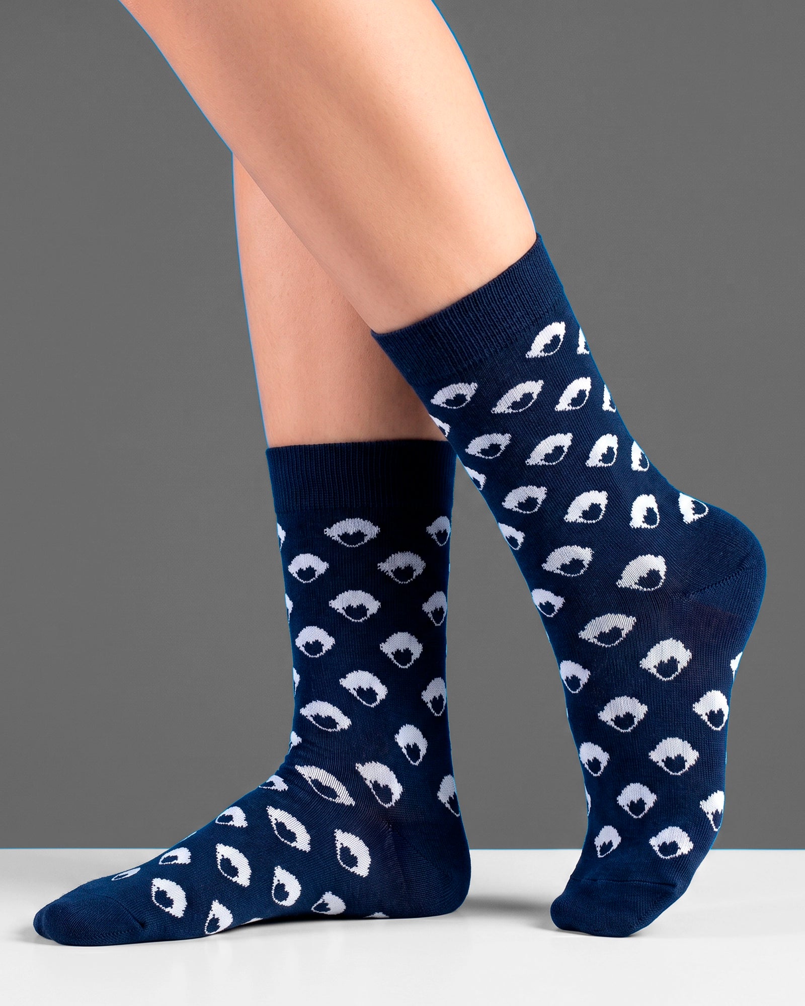 Vista lateral de los calcetines Pattern Socks Navy de Refog con patrón blanco
