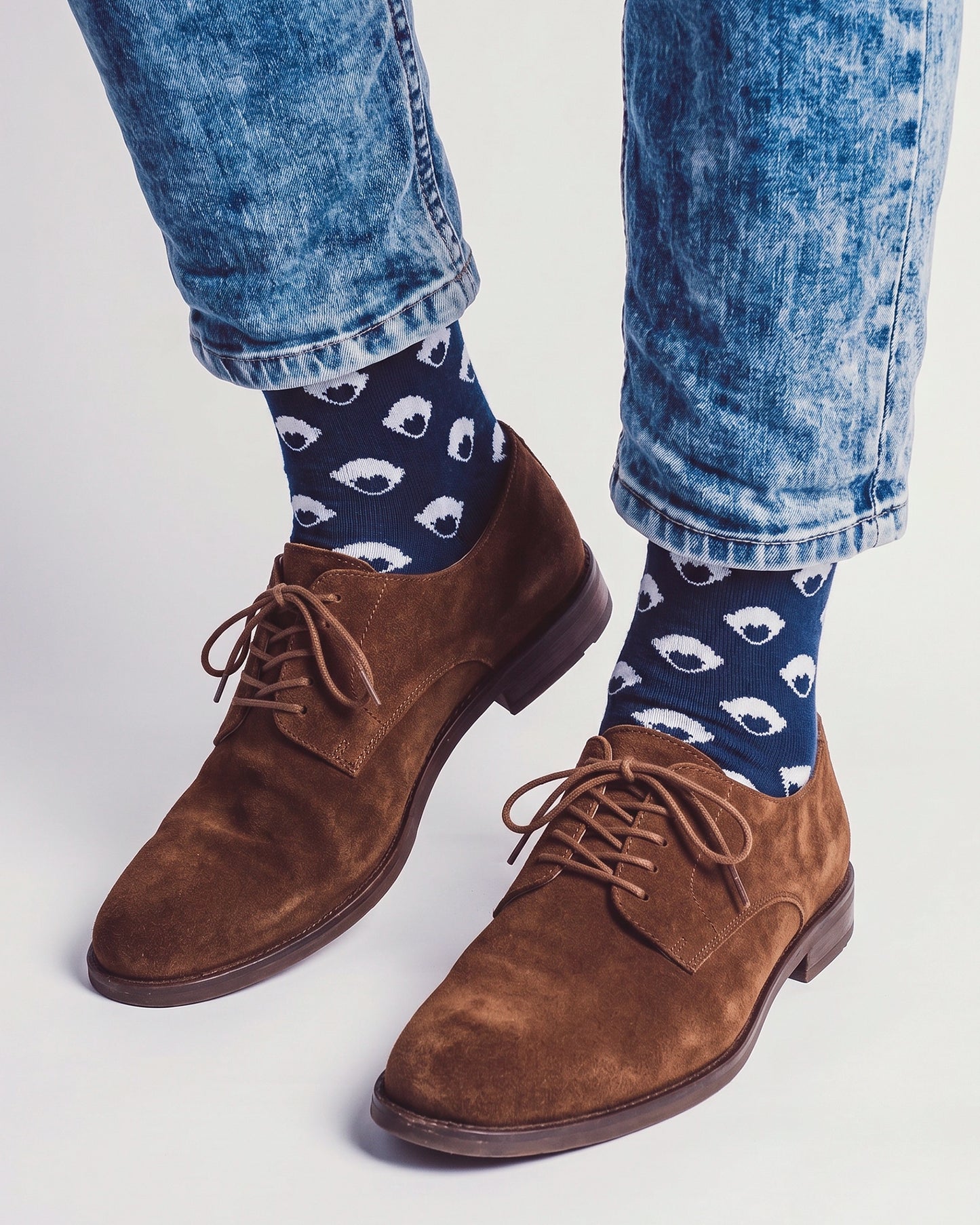 Calcetines Pattern Socks Navy de Refog combinados con vaqueros y zapatos marrones
