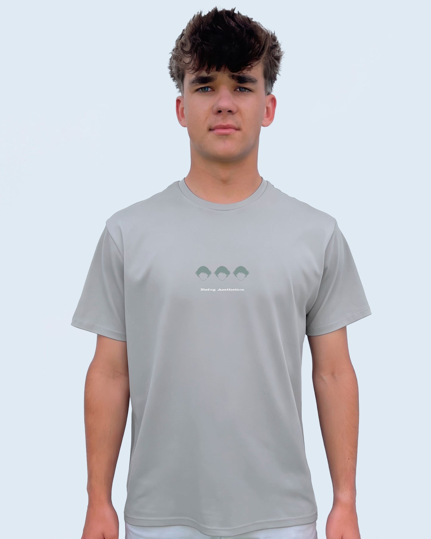 Camiseta Regular Logo Tee Grey de Refog en look frontal masculino