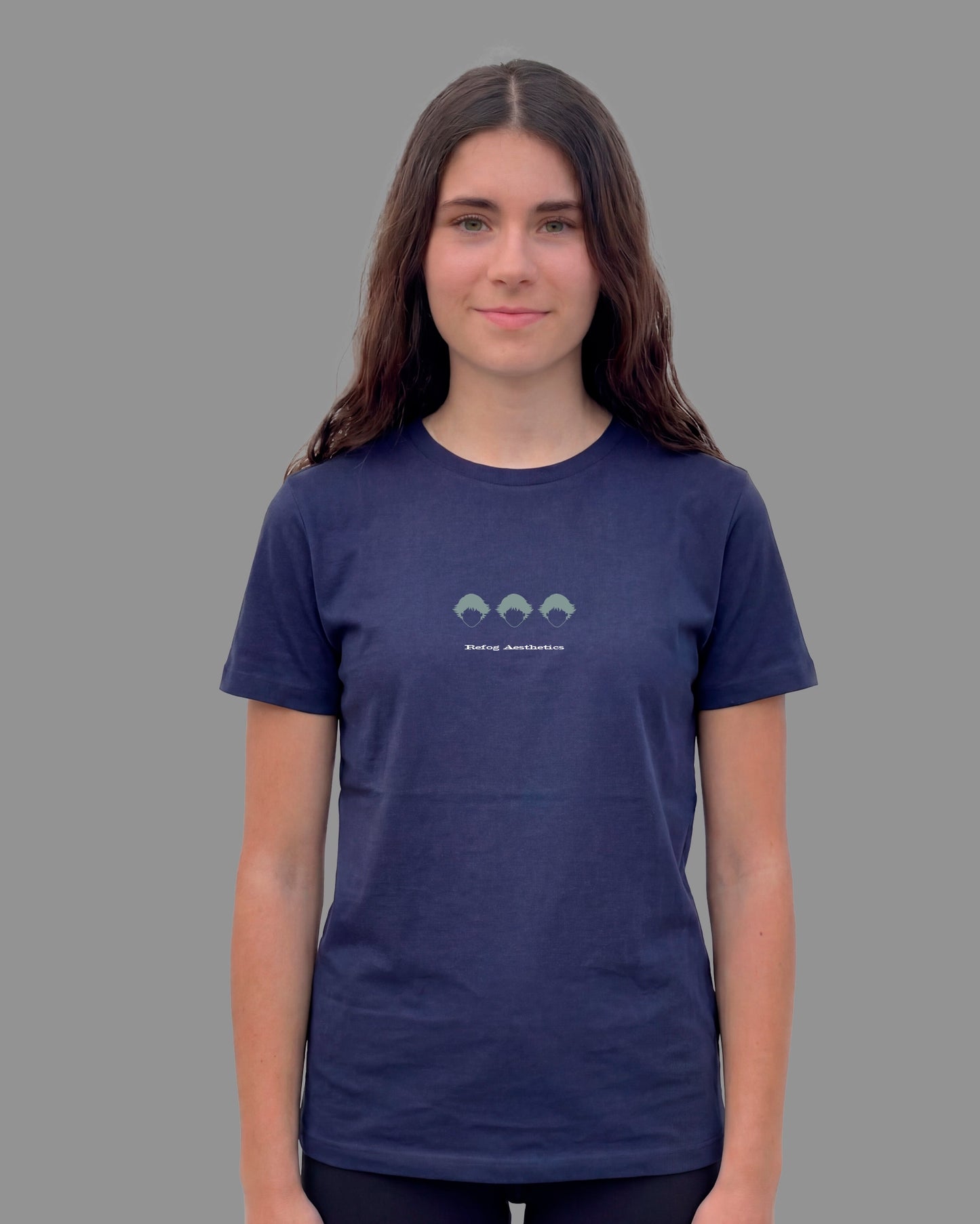 Camiseta Regular Logo Tee Navy de Refog en look frontal femenino