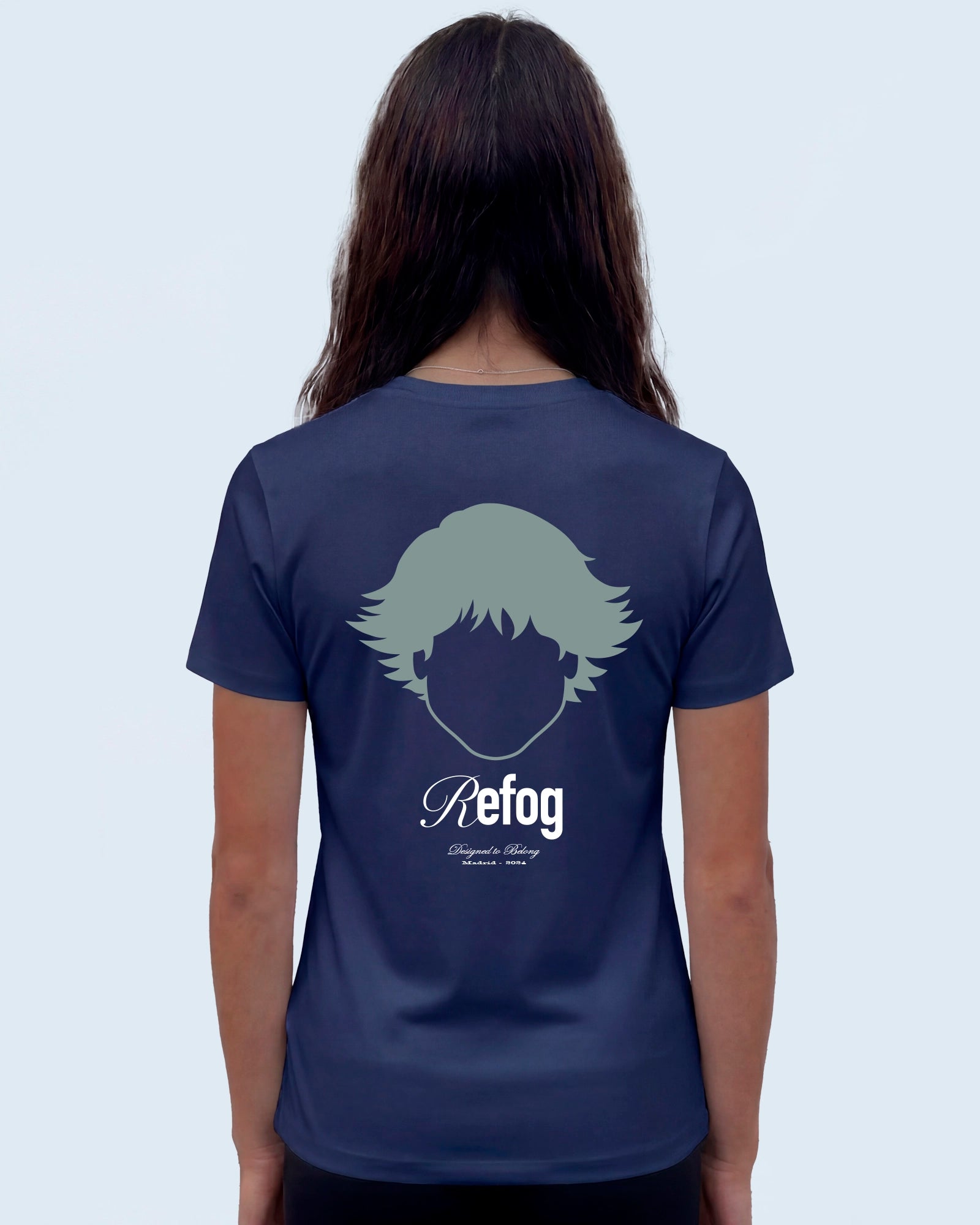 Vista trasera femenina de la camiseta Regular Logo Tee Navy de Refog