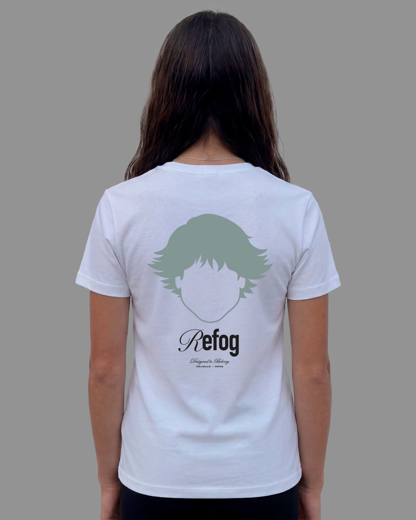 Vista trasera femenina de la camiseta Regular Logo Tee Off White de Refog