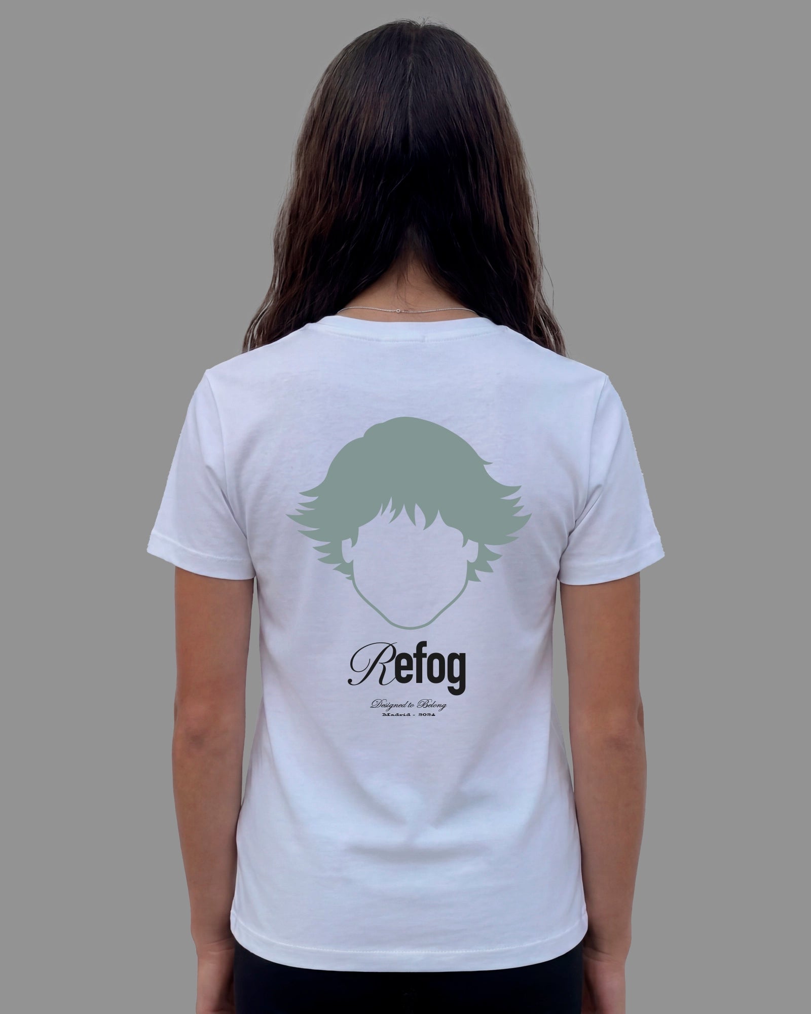 Vista trasera femenina de la camiseta Regular Logo Tee Off White de Refog