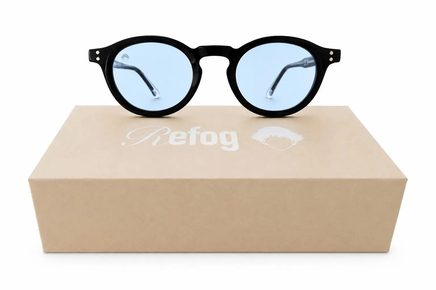 Gafas de sol Round Tardeo de Refog con montura negra redonda y lentes azul claro sobre caja personalizada.