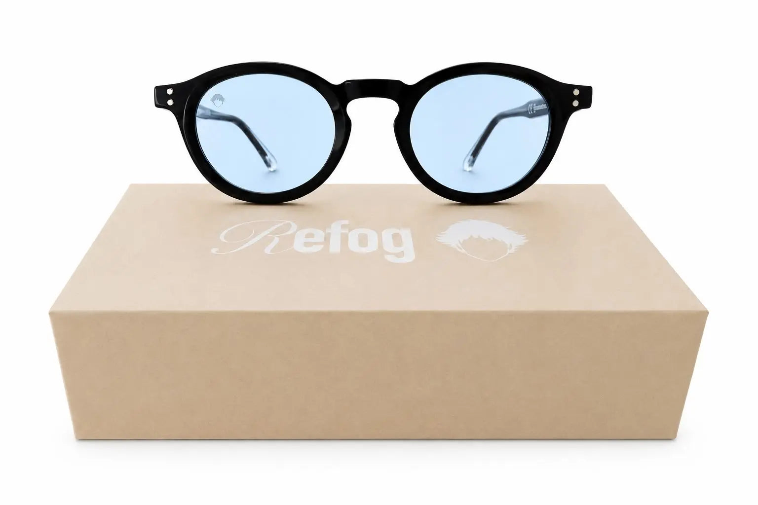 Gafas de sol Round Tardeo de Refog con montura negra redonda y lentes azul claro sobre caja personalizada.