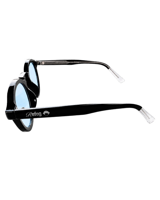 Vista lateral de las gafas Round Tardeo de Refog con montura negra, lentes azul claro y logo en la varilla.