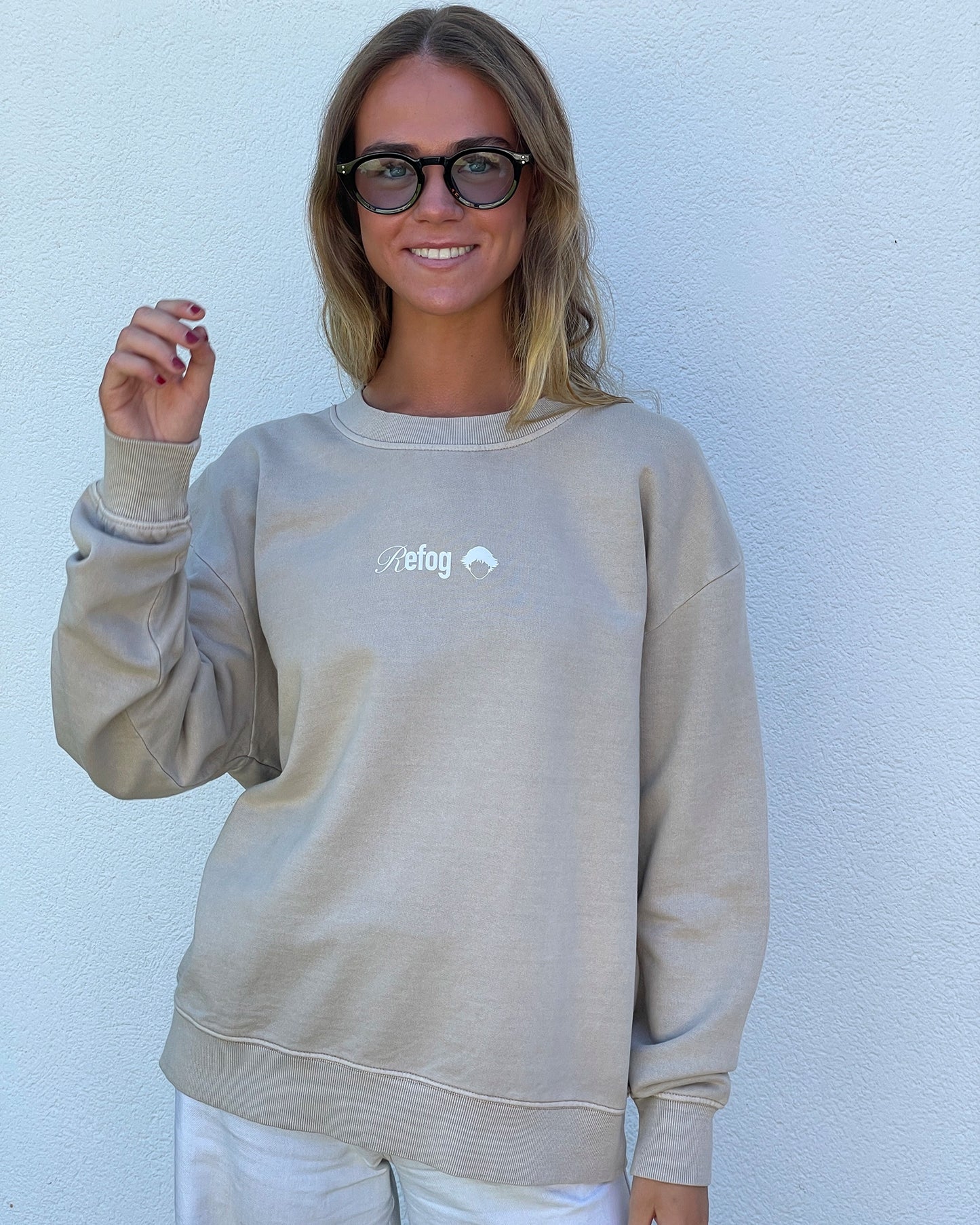 Look frontal con gafas de sol Round Tardeo de Refog, diseño unisex de montura negra redonda y lentes azul claro.
