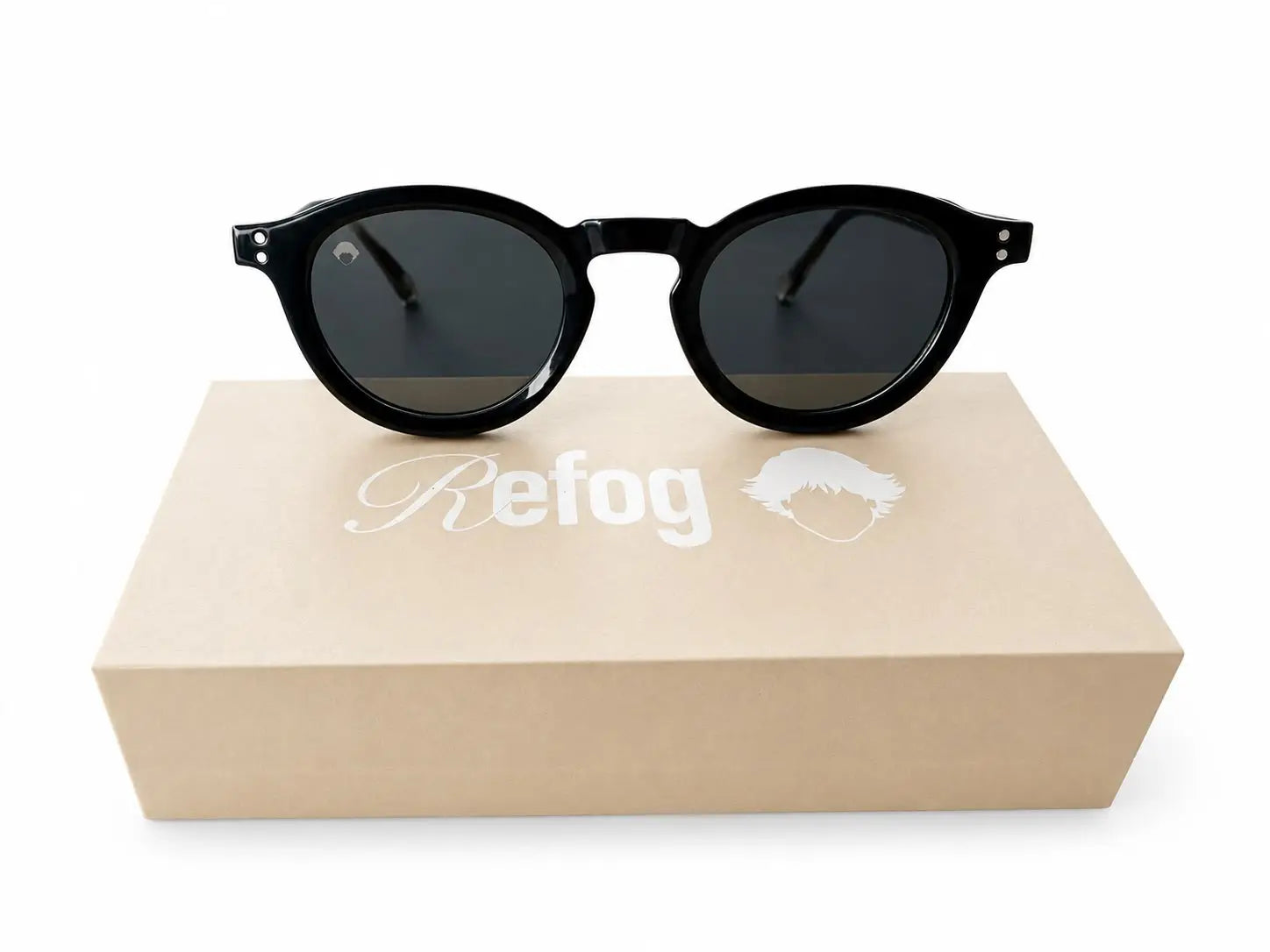 Gafas de sol Shadow de Refog con montura negra redonda y lentes negras sobre caja personalizada.