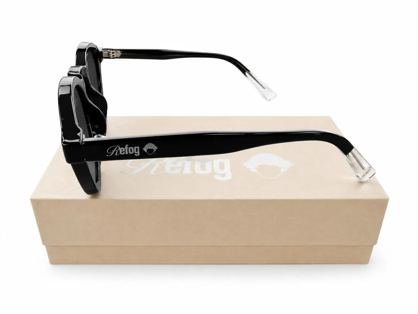 Vista lateral de las gafas Shadow de Refog con montura negra, lentes oscuras y logo en la varilla.