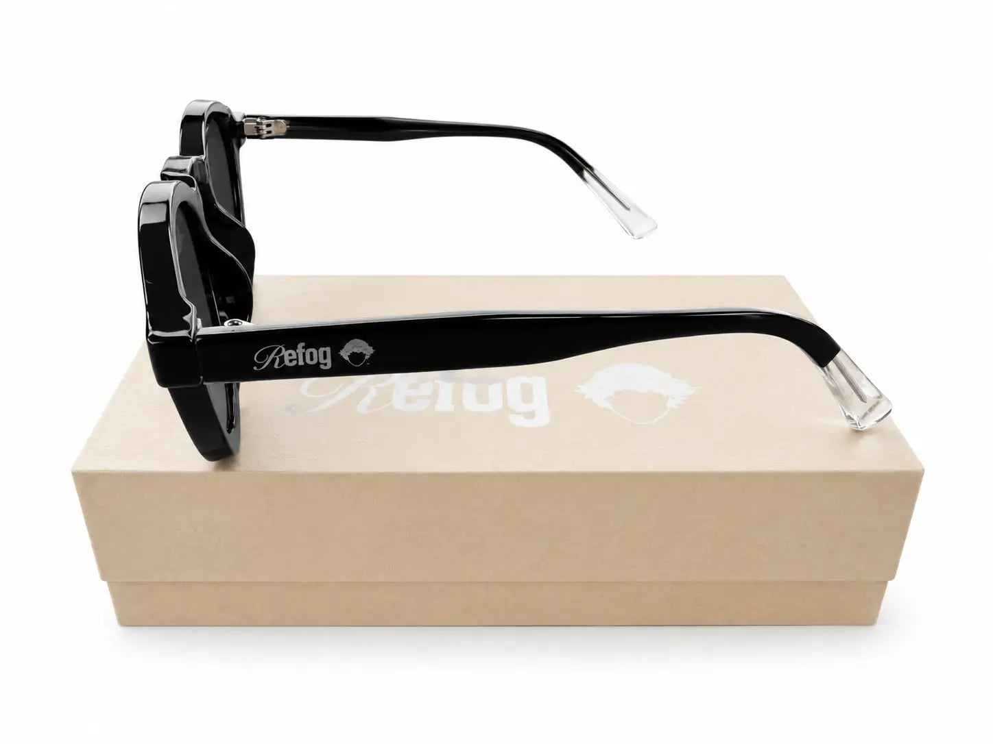 Vista lateral de las gafas Shadow de Refog con montura negra, lentes oscuras y logo en la varilla.