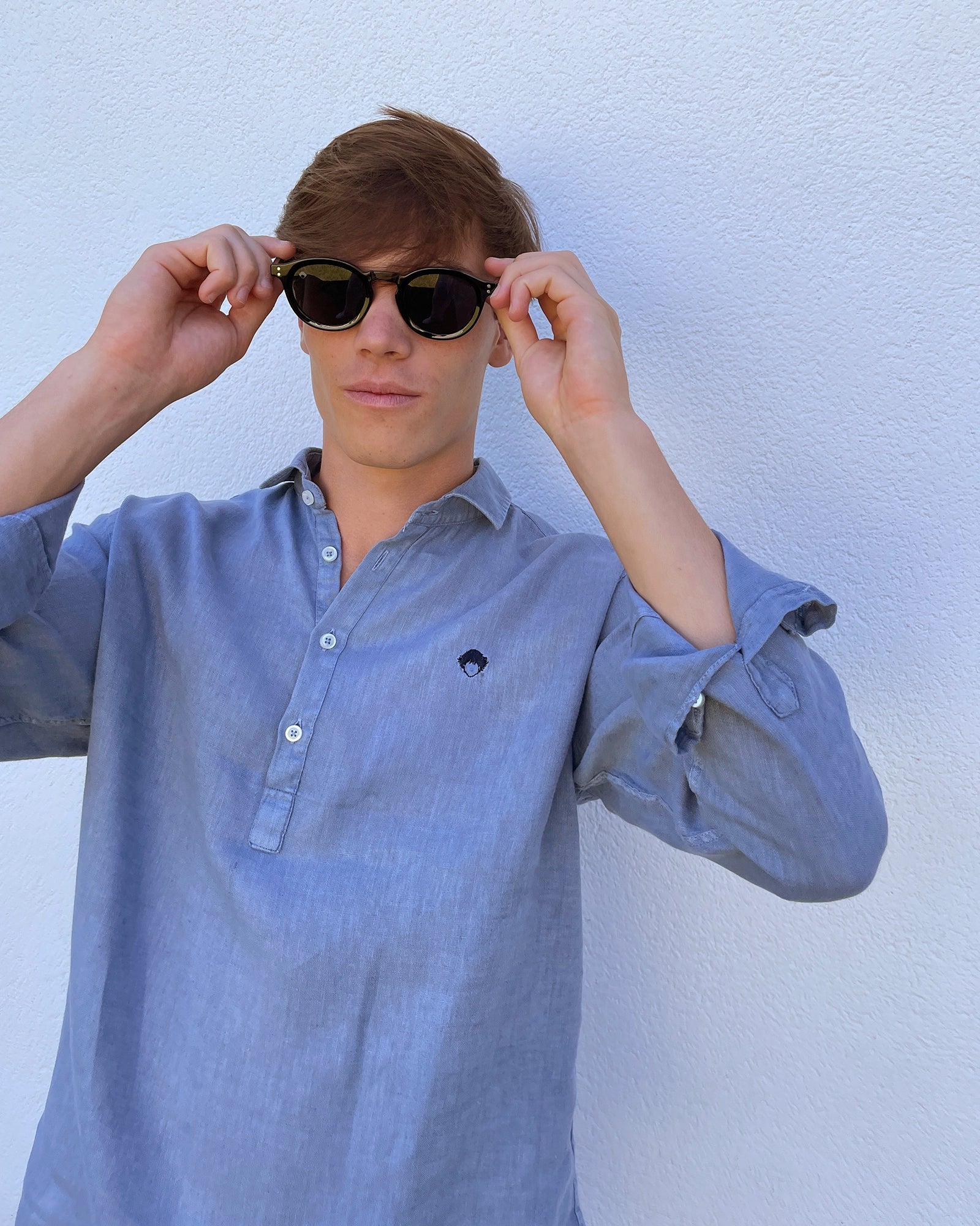 Detalle de las gafas Shadow de Refog puestas en look masculino con lentes negras y diseño unisex.