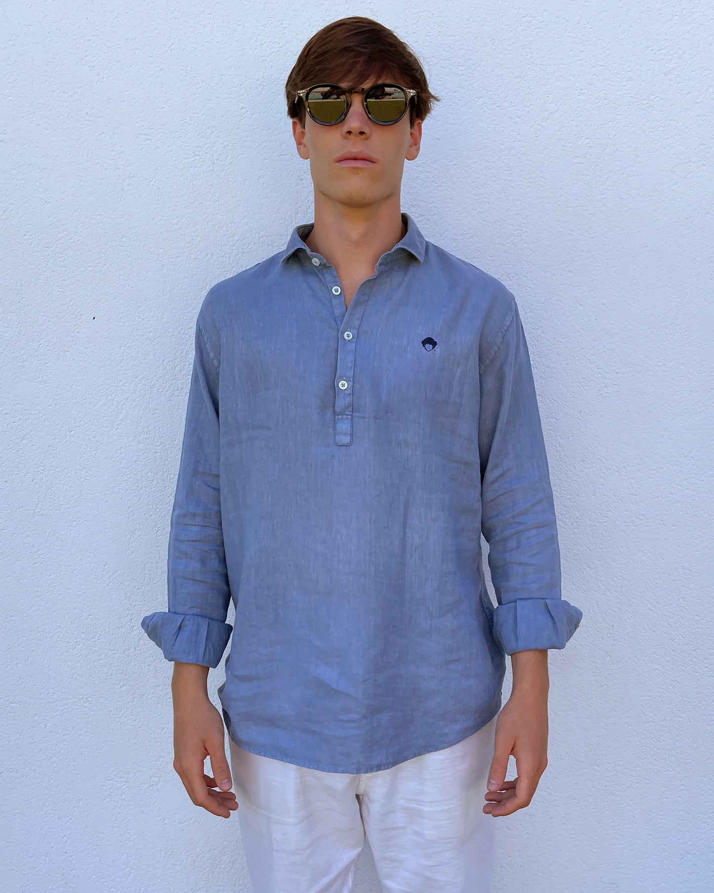 Gafas de sol Shadow de Refog en look masculino con camisa azul y montura negra redonda.