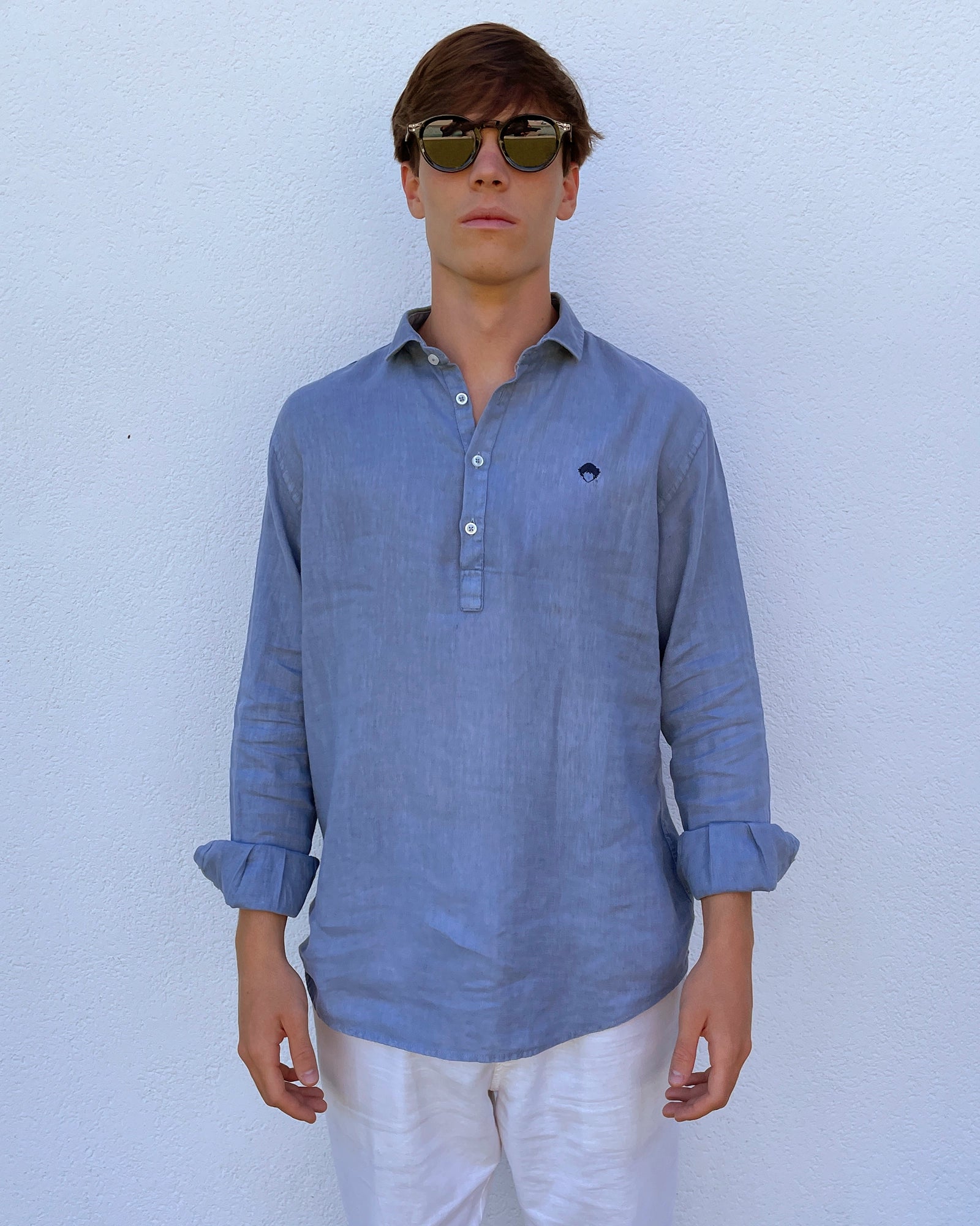 Gafas de sol Shadow de Refog en look masculino con camisa azul y montura negra redonda.