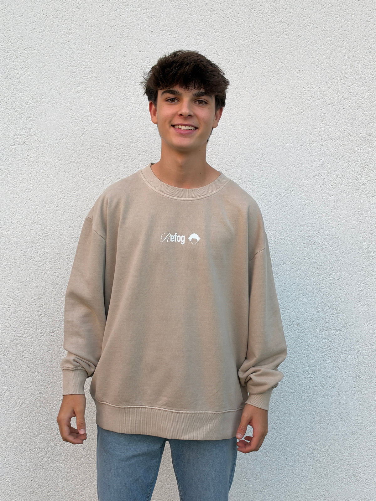 Hombre con Signature Crewneck Beige de Refog, sudadera gris sin capucha vista frontal.