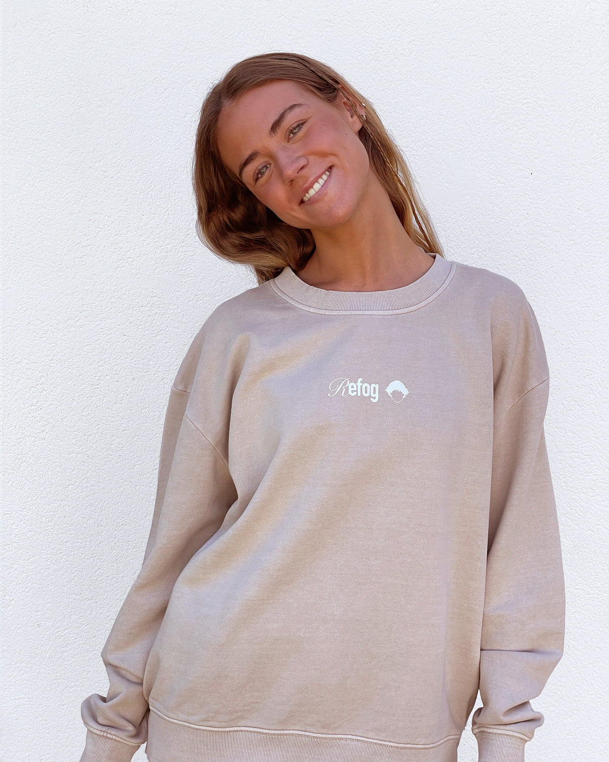 Mujer con Signature Crewneck Beige de Refog, sudadera beige sin capucha vista frontal.