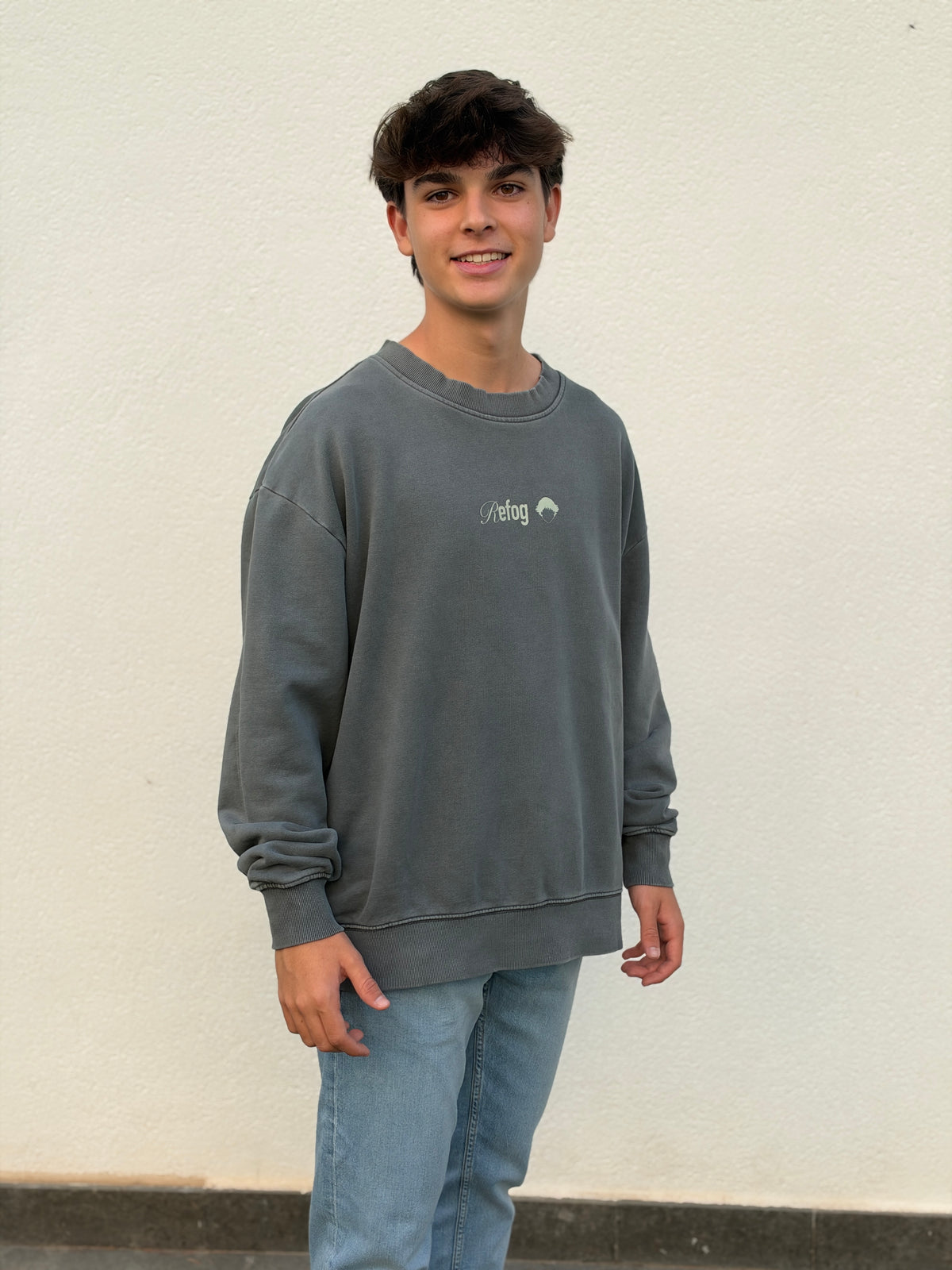 Hombre con Signature Crewneck Grey de Refog, sudadera gris sin capucha vista frontal.