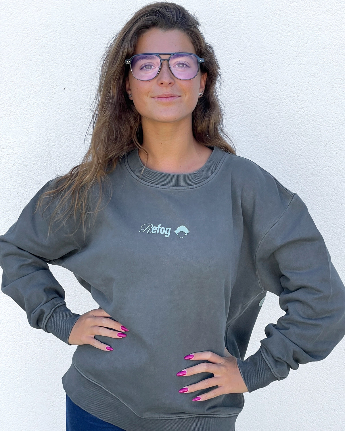Mujer con Signature Crewneck Grey de Refog, sudadera gris sin capucha vista frontal.