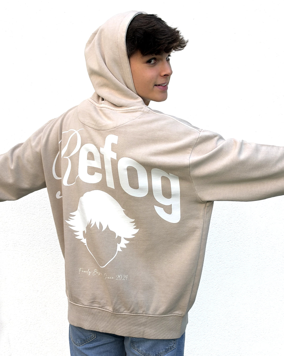 Signature Hoodie Beige Refog puesta por modelo masculino de espaldas