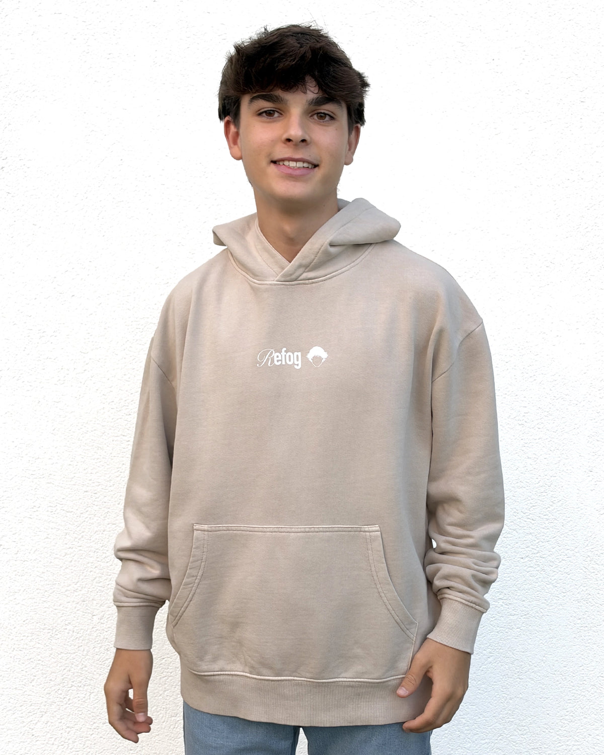 Signature Hoodie Beige Refog puesta por modelo masculino de frente