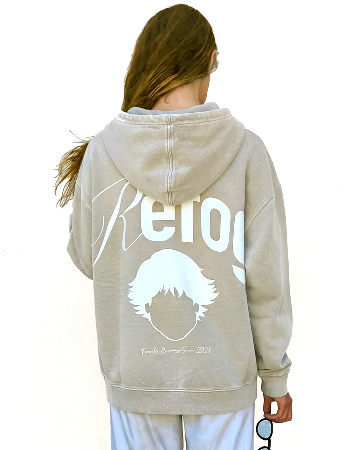 Signature Hoodie Beige Refog puesta por modelo femenino de espaldas